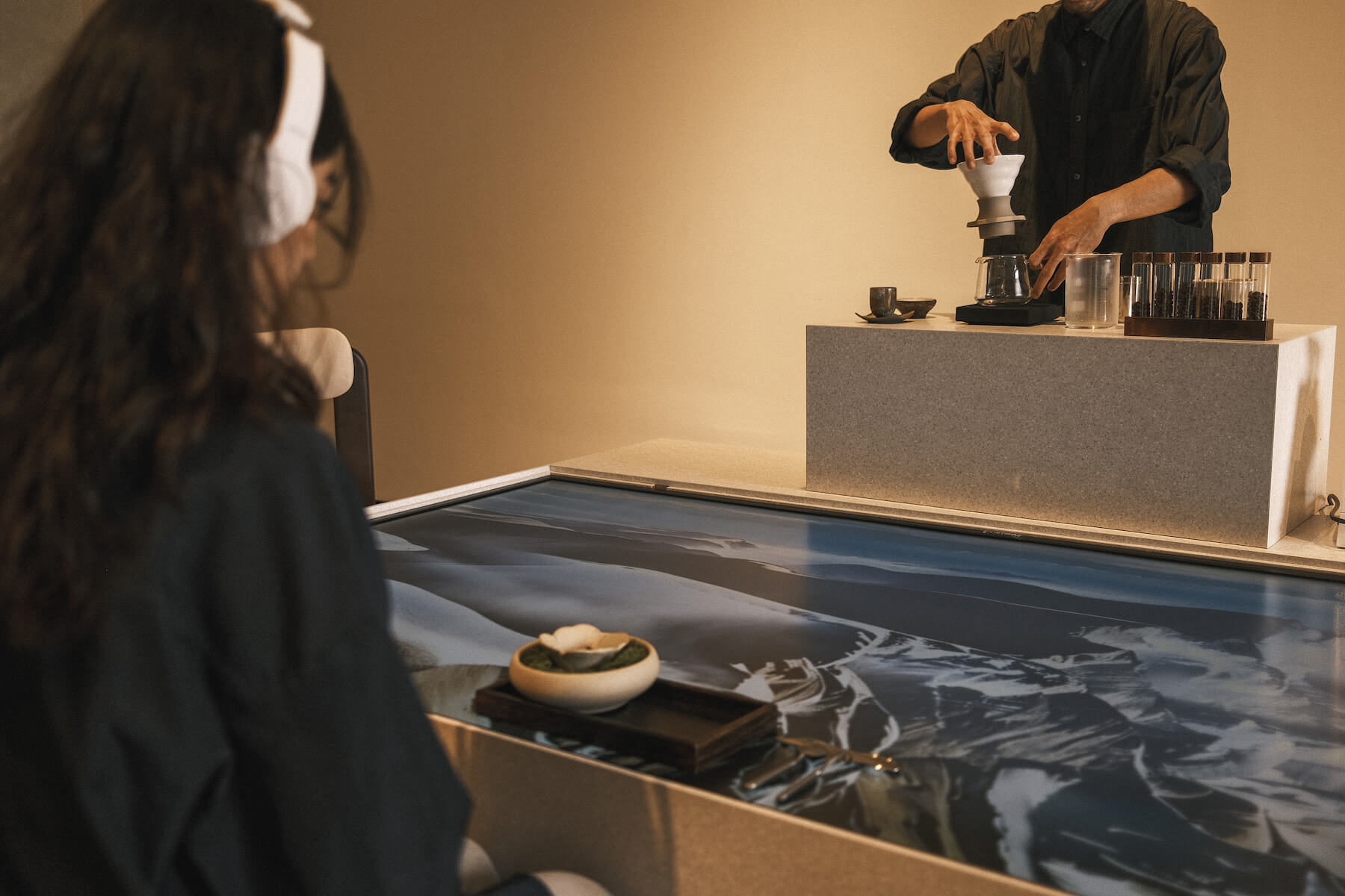 體驗者將隨著眼前的影像與耳機裡引路人們的帶領，以四階段展演內容回應生命的平凡與奇異。