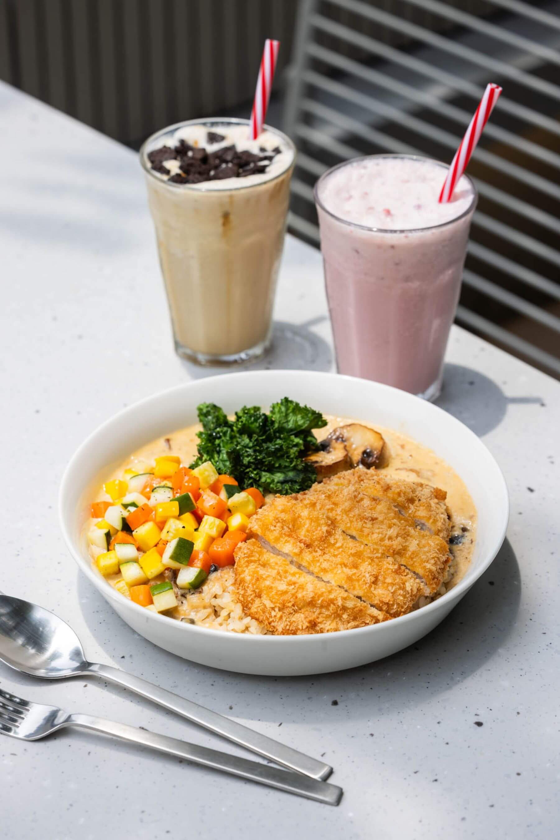 美式豬排飯、香草奶昔、草莓奶昔。