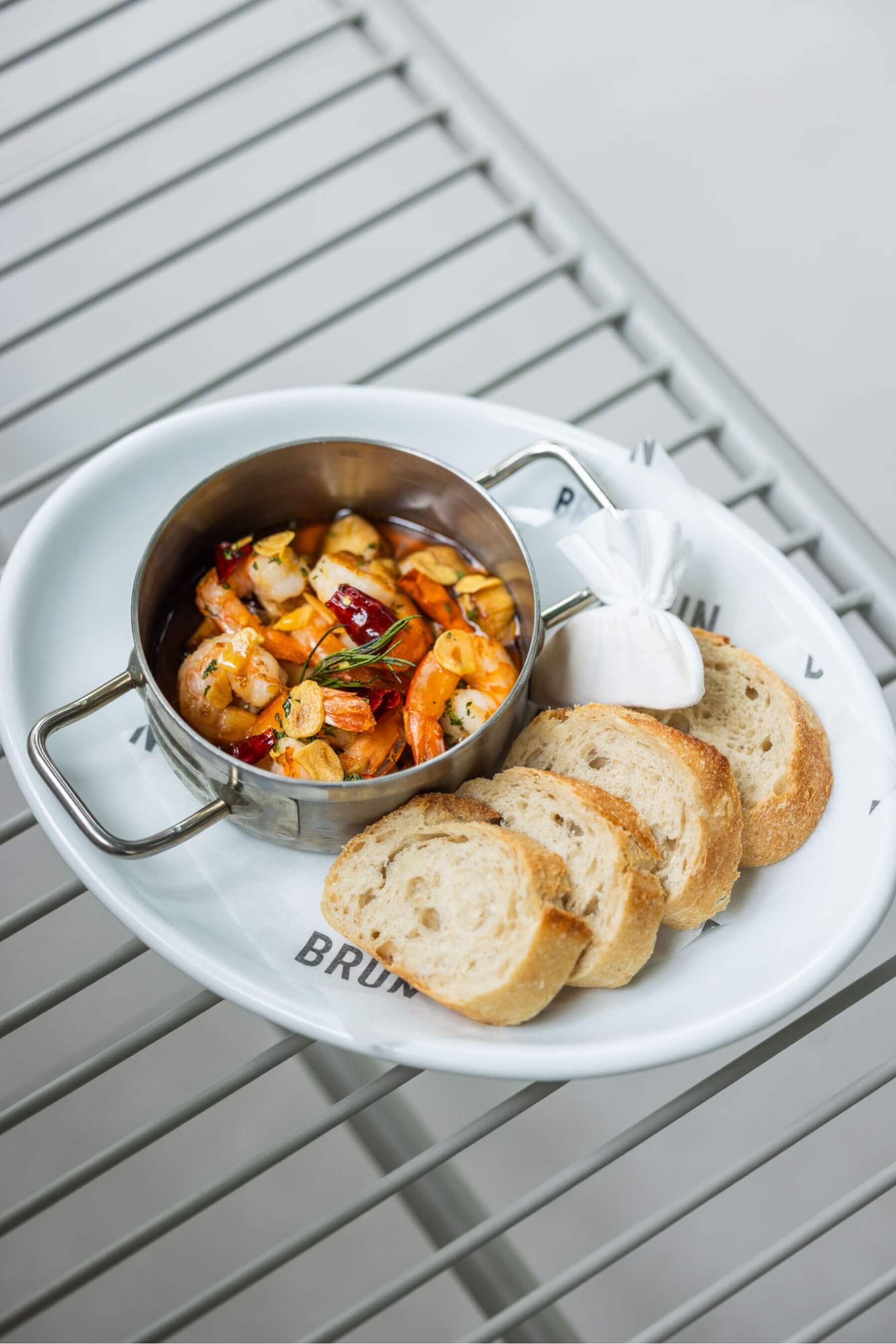 巴塞隆那蒜味蝦配麵包。