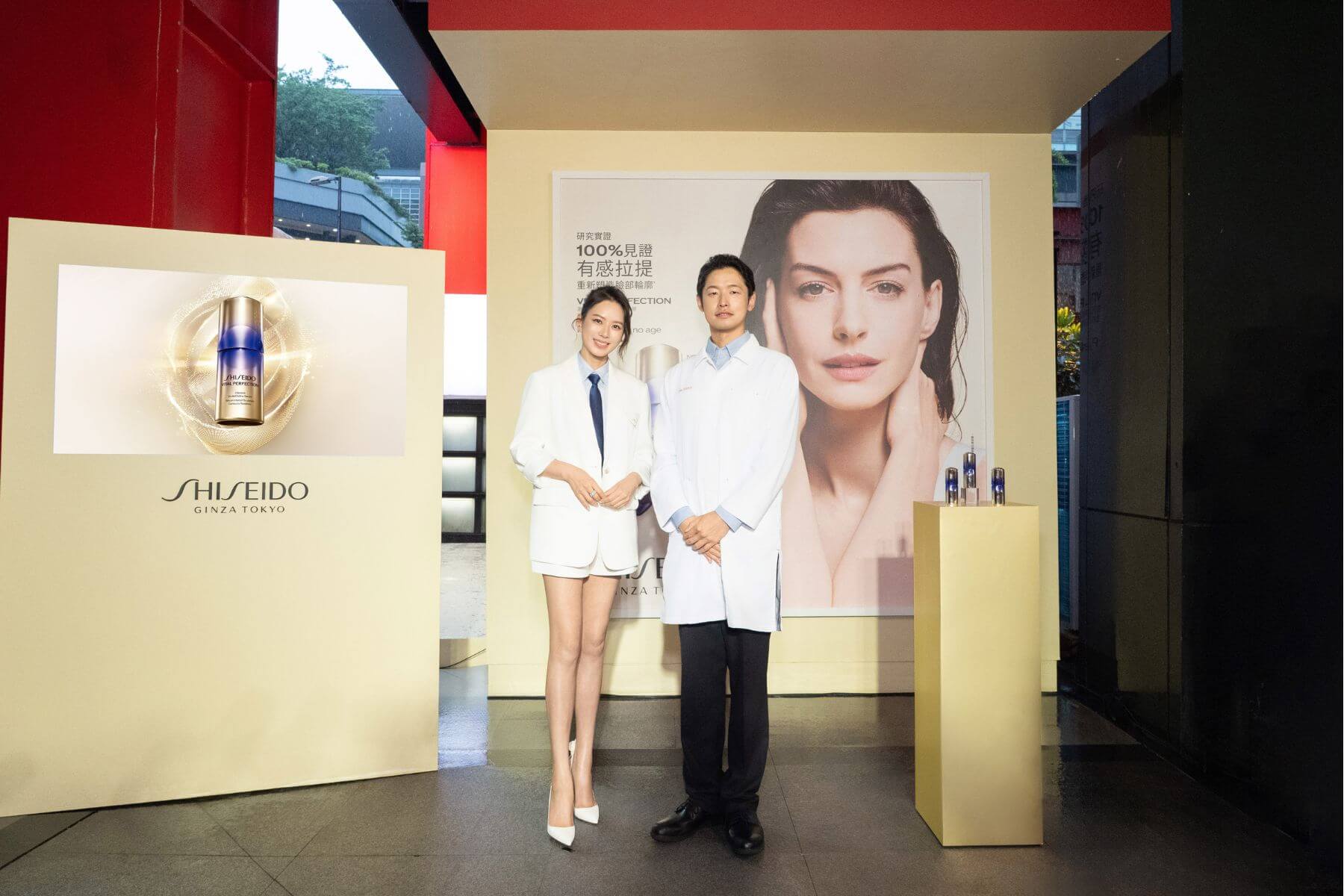 資生堂「超級專家教教我」期間限定快閃店：（左）時尚女星 Melody 殷悅（右）日本資生堂 MIRAI 研究所高井英輔博士