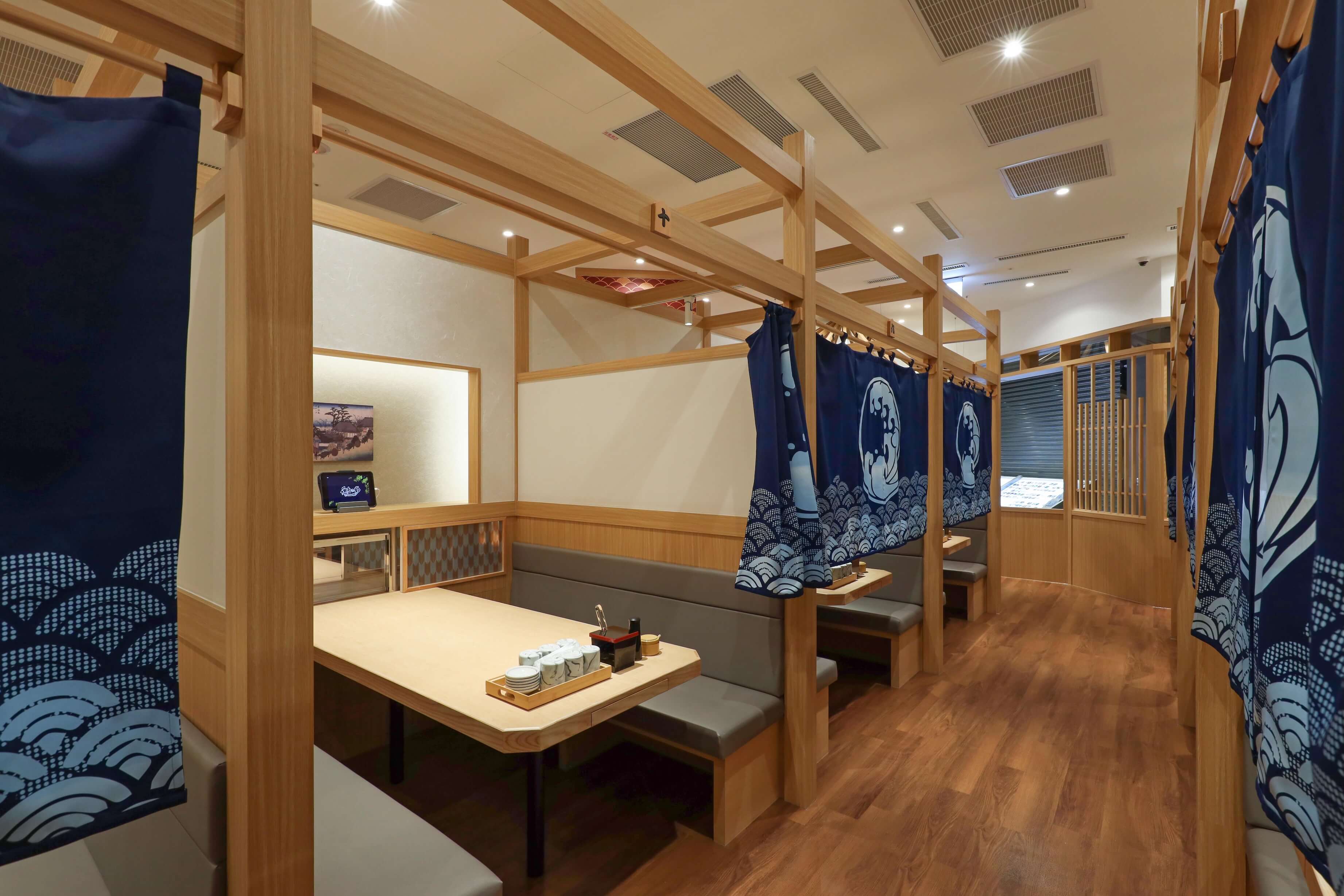 承知助by合點壽司有17個半個室包廂，打造隱密用餐體驗。