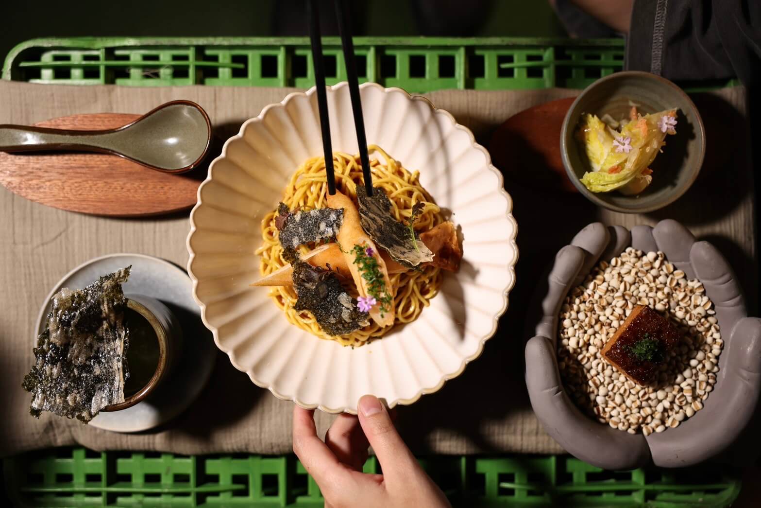  由台灣蝦捲延伸而來的蝦捲乾拌麵，以帶來手作蝦捲為主角，並以紅油撈汁與蝦油勾勒出立體風味