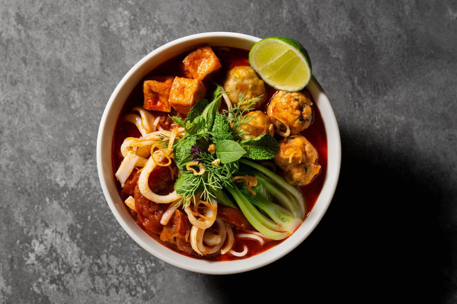 以熬煮法式龍蝦湯的工序悉心製作的「番茄海鮮米線」。