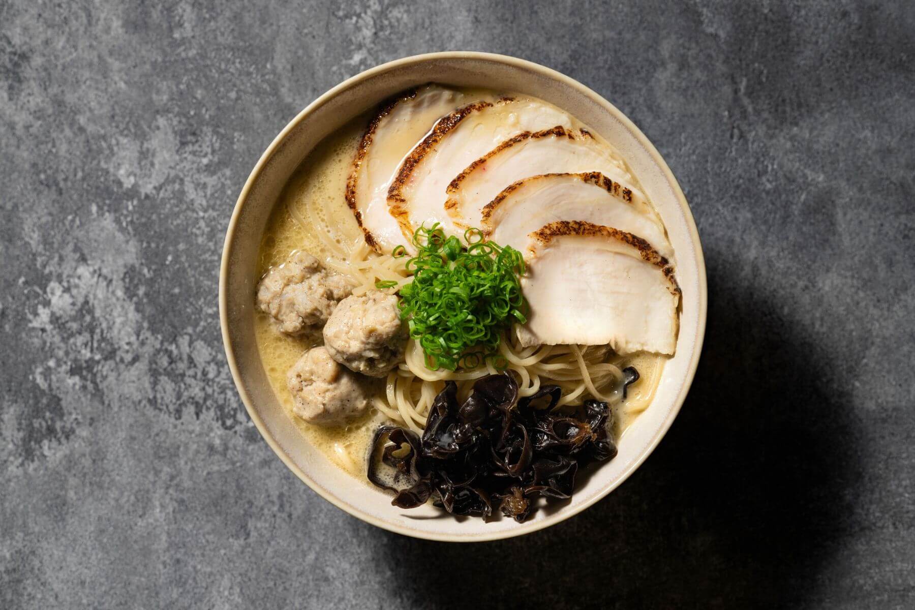 湯頭需熬製五小時的「雞白湯拉麵」。