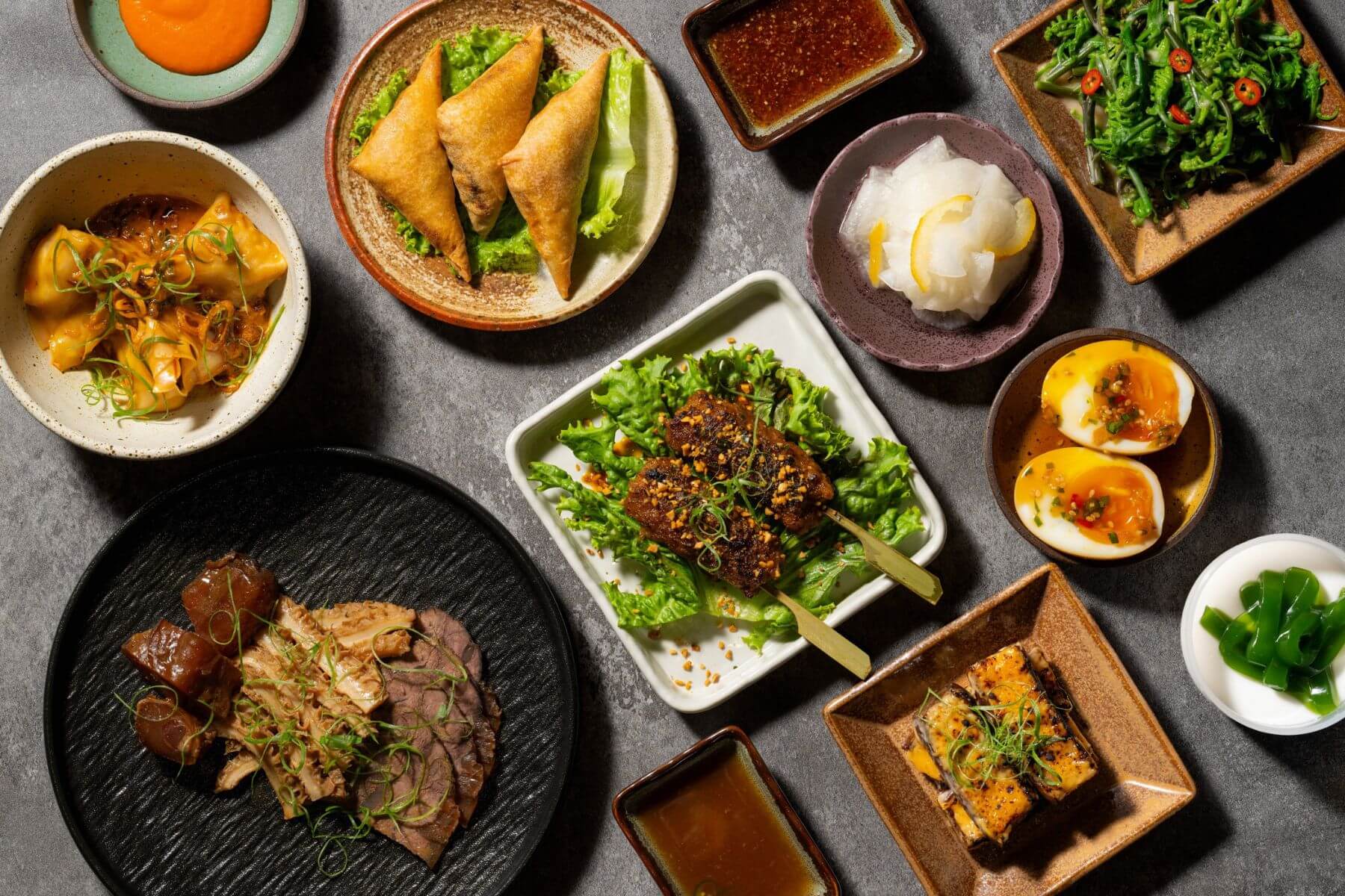 多樣亞洲風味小菜以及兩款自製甜點，堪稱餐桌上的靈魂配角。