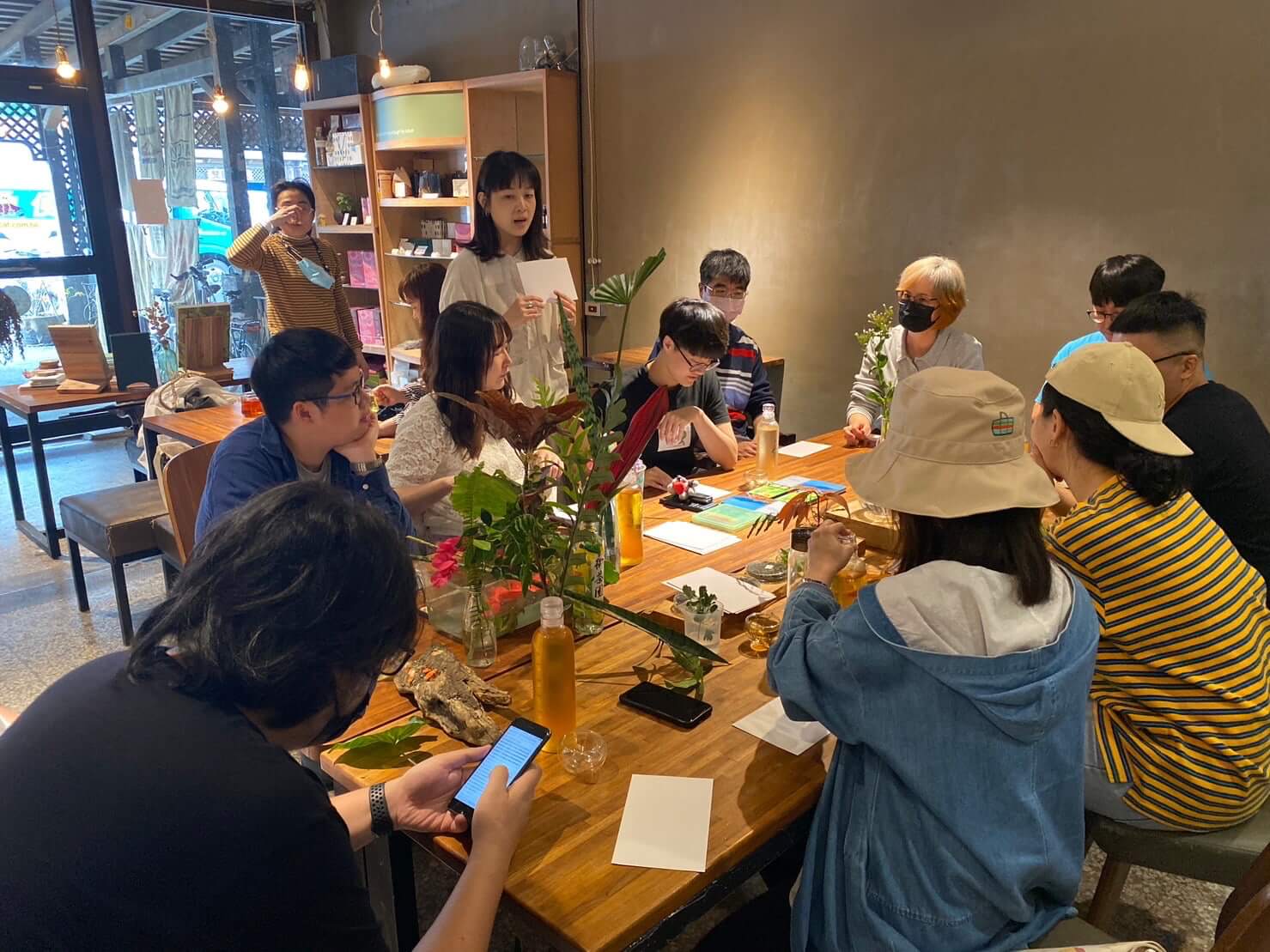 張芝伊在課程中帶領老師們以校園現地採集的花材進行創作，再交換彼此的想法與創作動機。（圖／財團法人立賢教育基金會提供）