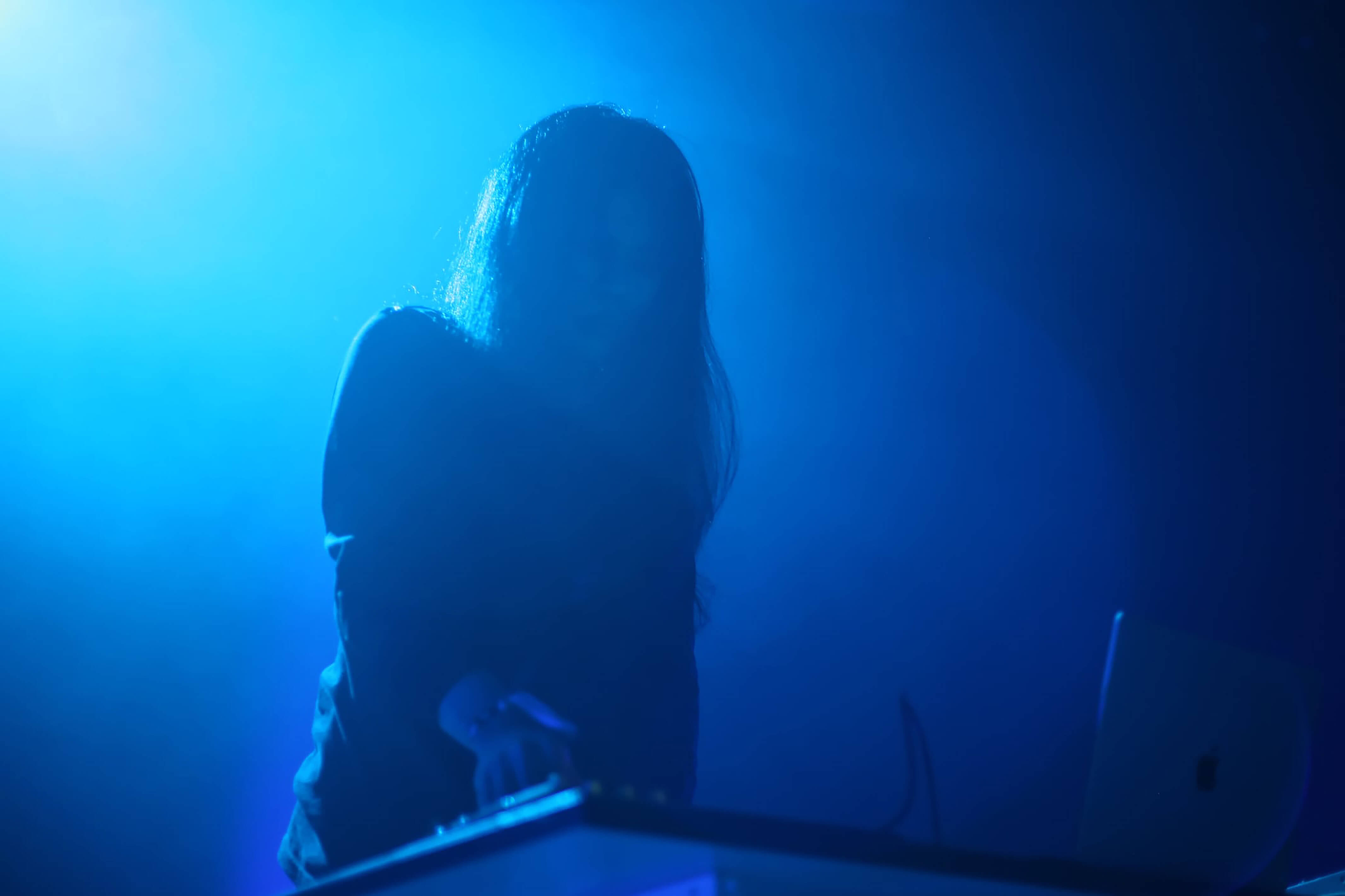 鄭道元：跨領域藝術家自2015年起活躍於台北的實驗聲響場景，其創作以高壓工業質地與抽象當代音色的精密層次交織為特徵，構築出在暴力與靜謐之間擺盪的曖昧聲響景觀。