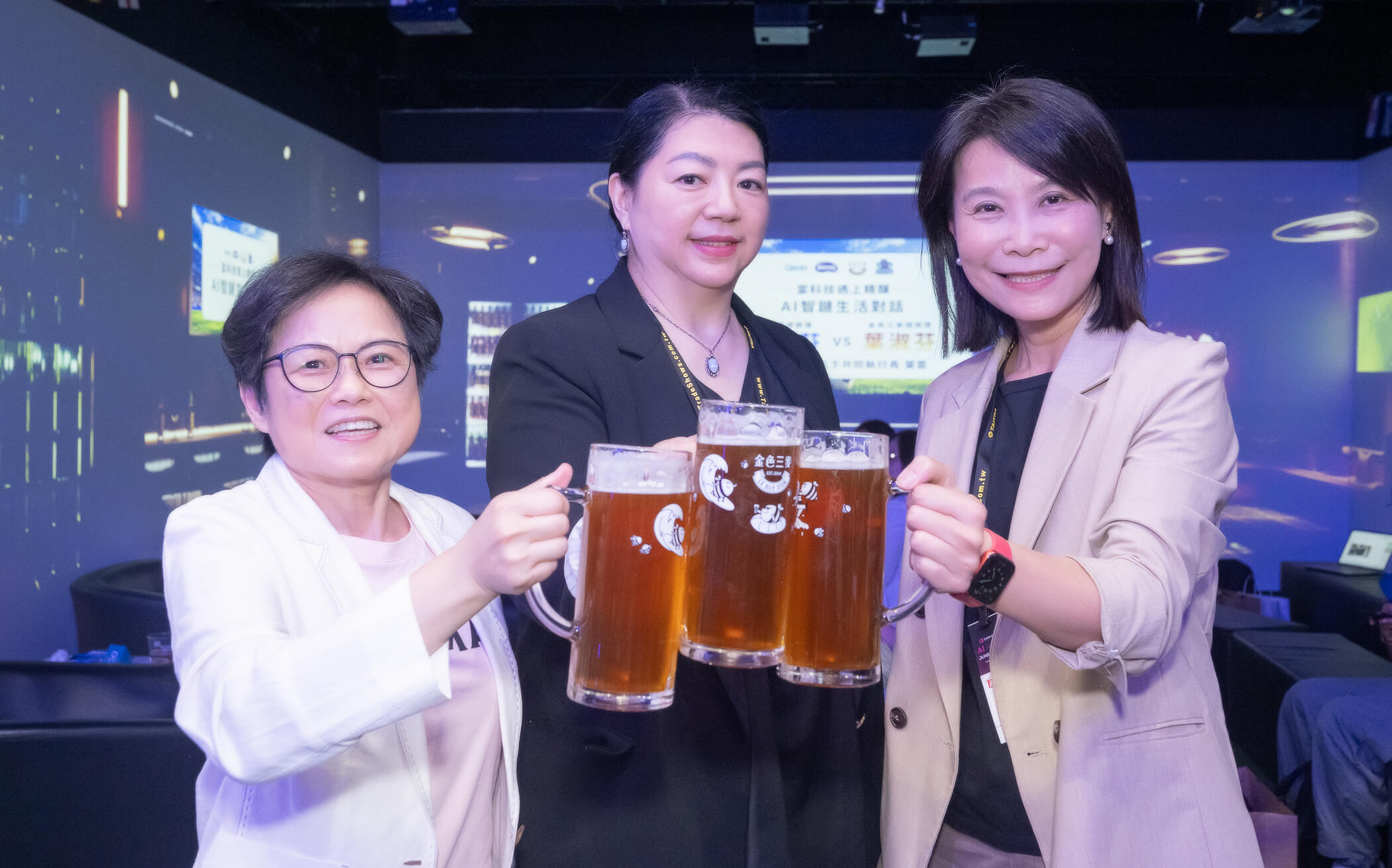 左起為金色三麥總經理葉淑芬、佳世達總經理柯淑芬、天下雜誌共同執行長葉雲。