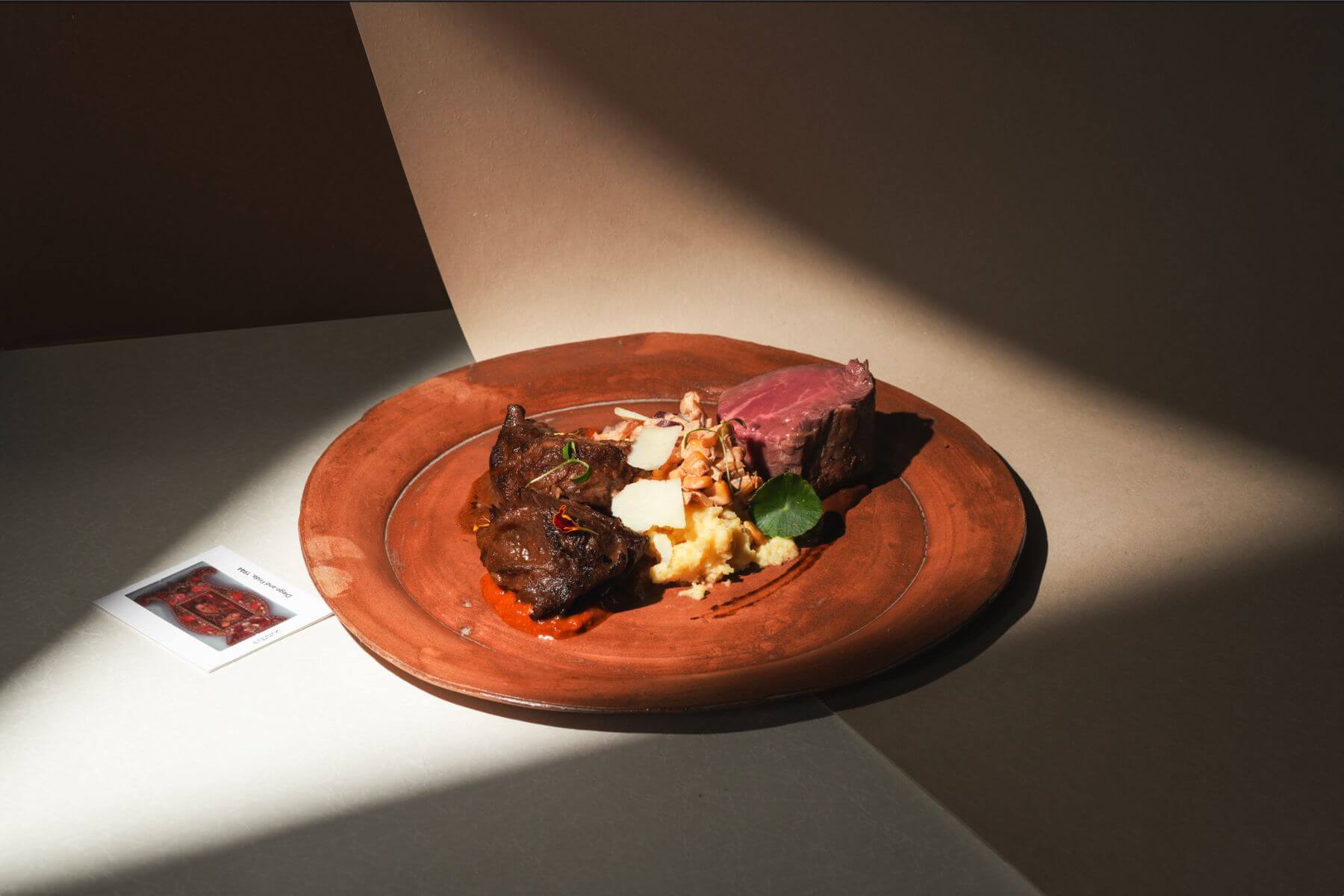 CUYSINE第四道料理《迪艾哥與芙烈達》(Diego and frida, 1944) 以巧克力mole與番茄mole搭配牛的雙部位料理呼應畫作中愛情結合的意象。