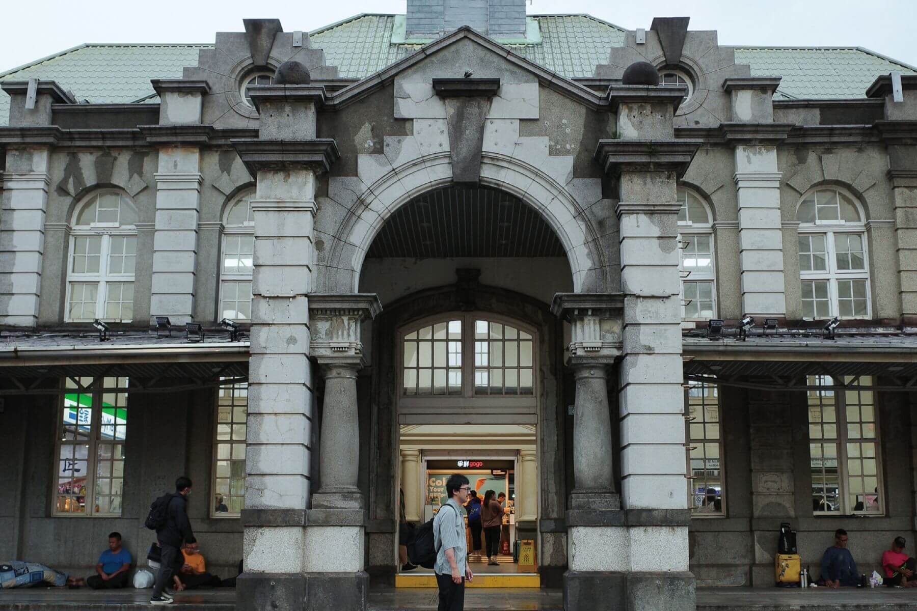 《d design travel HSINCHU》以兩篇編輯部日記呈現神藤秀人在新竹縣市的現場觀察。圖為新竹火車站。