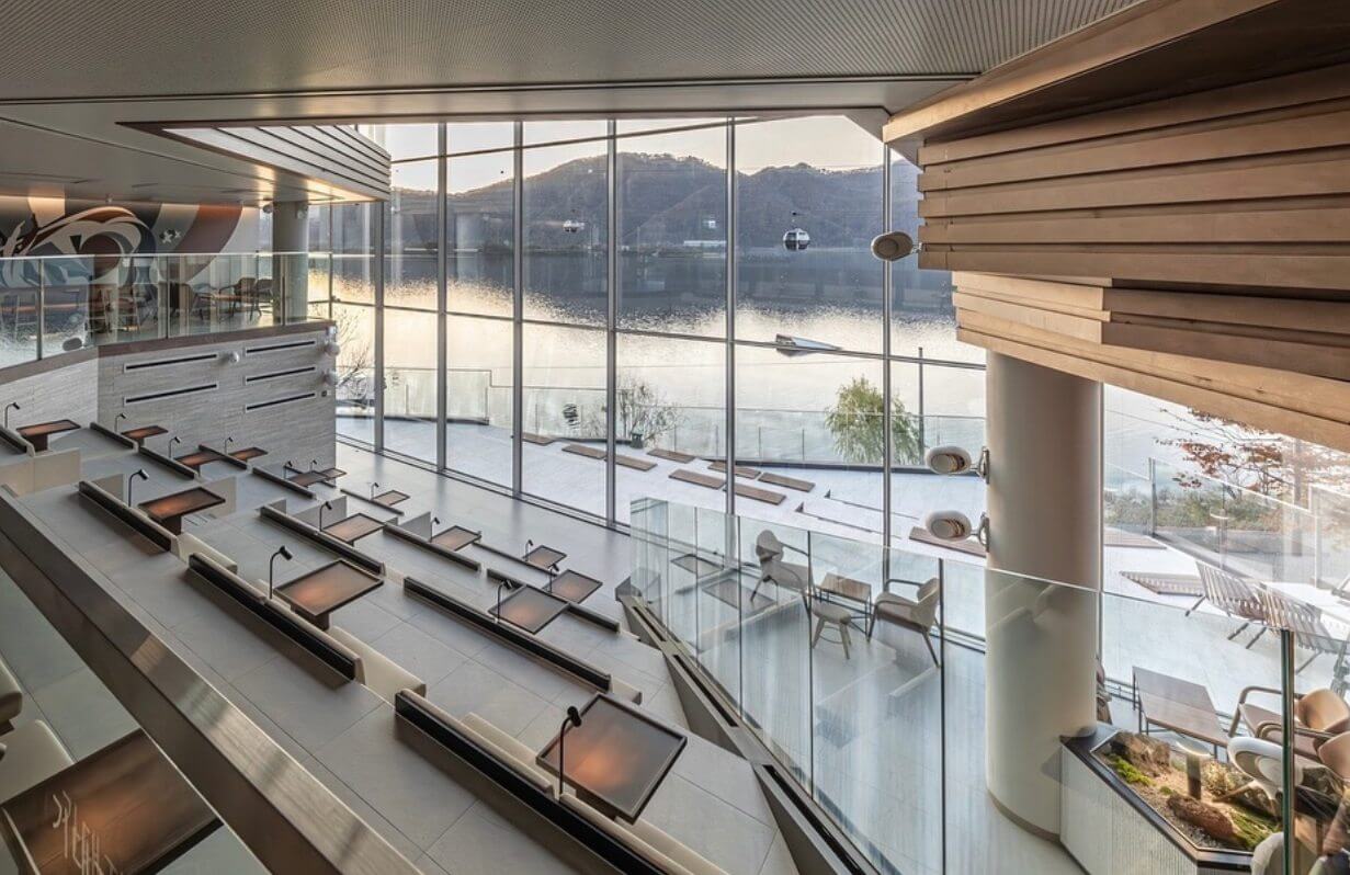 春川星巴克 THE春川衣岩湖R店。圖片來源｜＠starbuckskorea