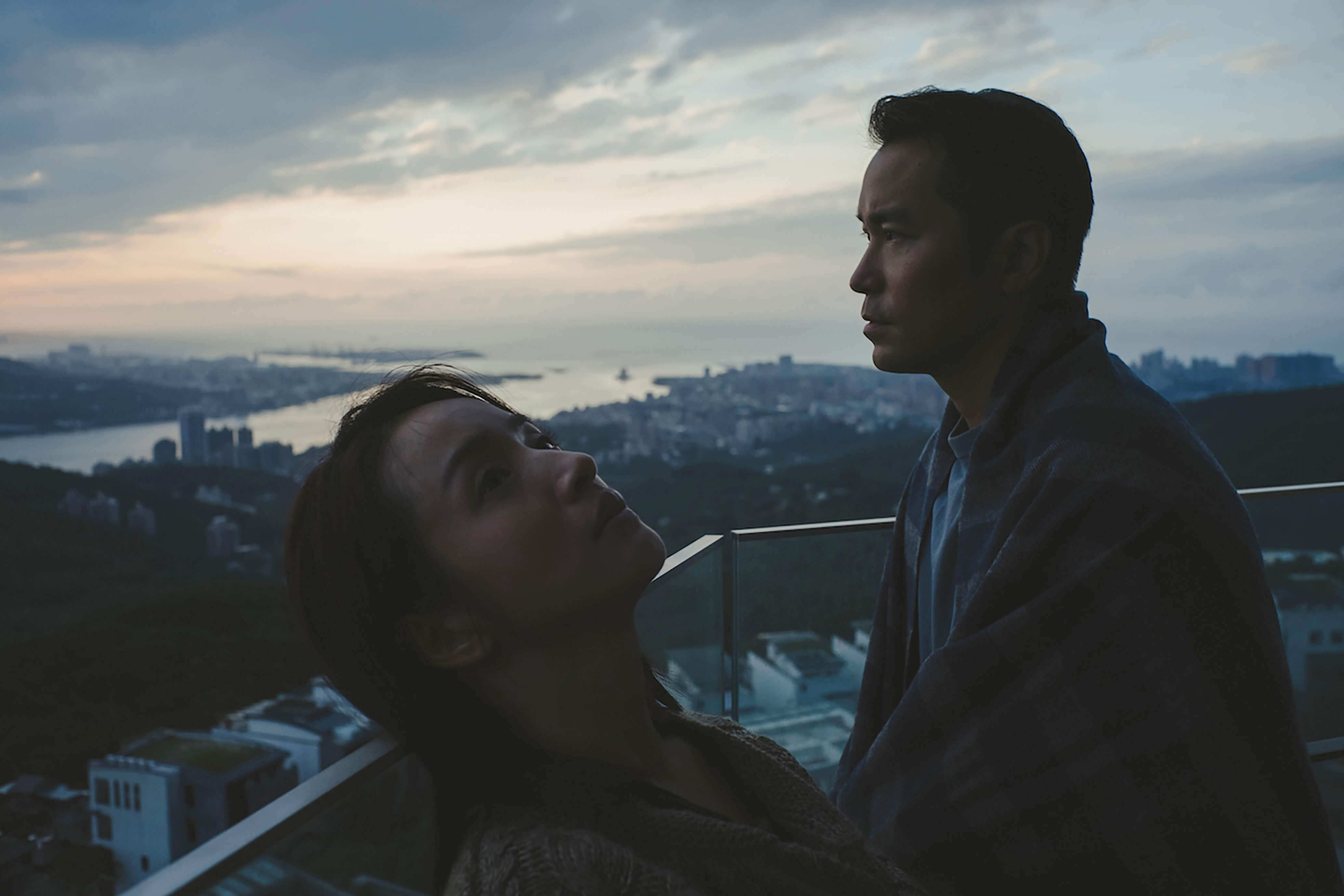 《深度安靜》林依晨（左）與張孝全（右）第四度合作、首度扮演夫妻，對戲火花十足。（圖／風起娛樂提供）