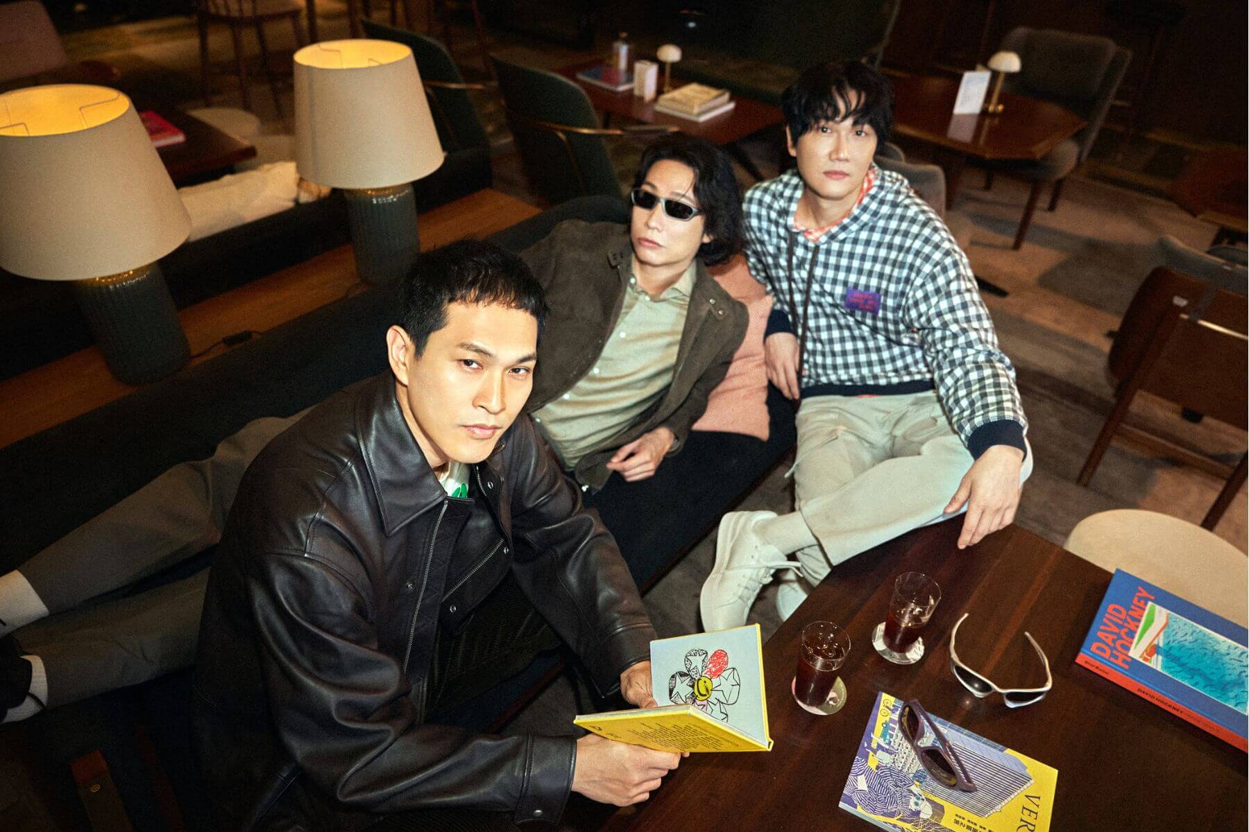 阿奎：納帕小羊皮抽繩夾克_$230,000、寬版 T 恤_$20,000、棉質燈芯絨長褲_$36,000 by Loewe；Dinamico牛皮輕量休閒鞋_$7,100 by Testoni；PORTAL JACKET墨鏡_$6,250 by OAKLEY｜方Q：麂皮外套_ $52,900、純棉襯衫_價格店洽、棕色長褲_價格店洽 by BOSS；Dinamico牛皮輕量休閒鞋_$7,100 by Testoni；TERRAFORMA墨鏡_$8,450 by OAKLEY｜小玉：棉質連帽衫_$58,000、棉質工裝長褲_$49,000 by Loewe；Dinamico牛皮輕量休閒鞋_$7,100 by Testoni；SUTURE COAT墨鏡_$7,900 by OAKLEY