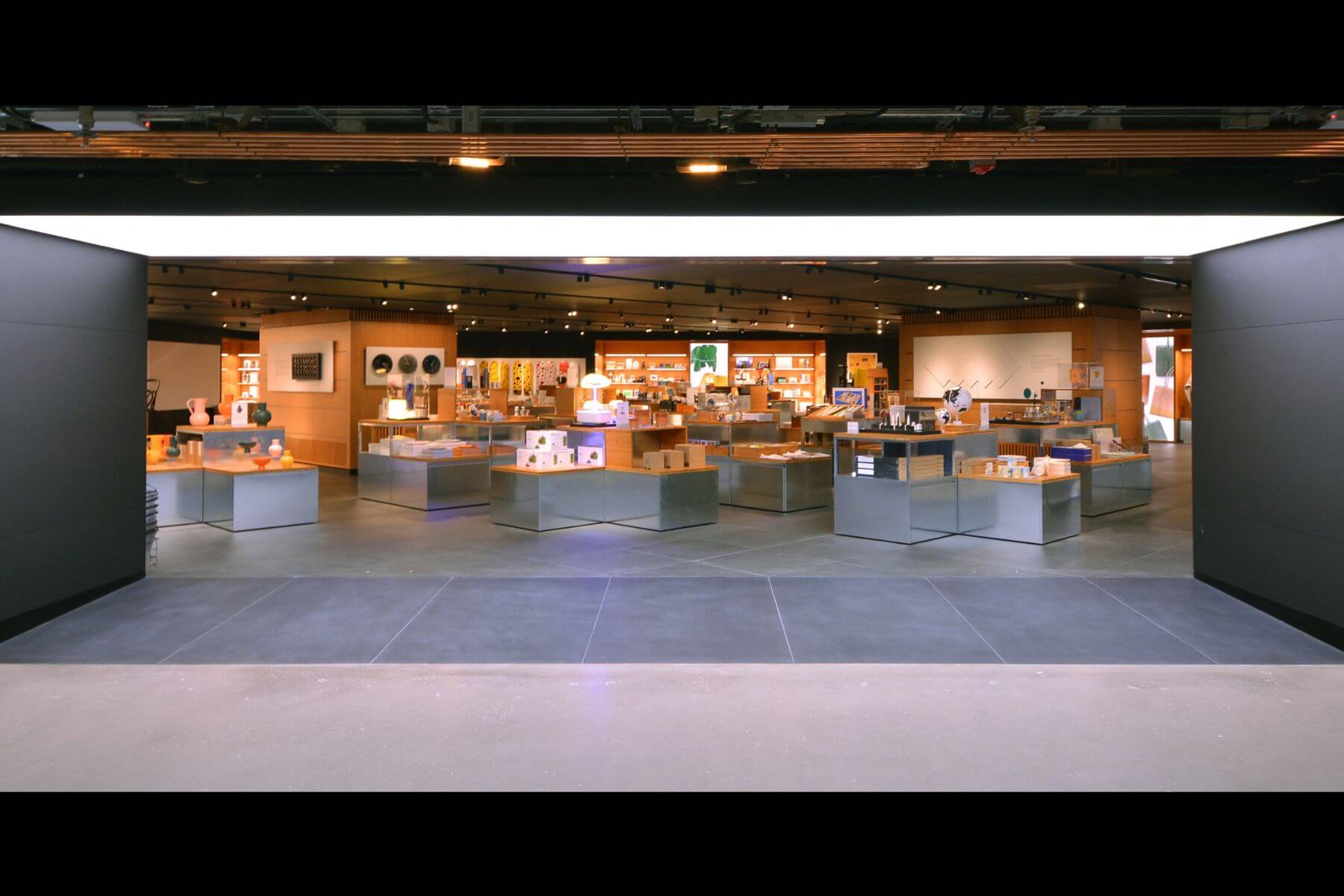 香港MoMA Design Store 的設計融入在地文化元素，如受到麻將桌啟發而採用竹材與鍍鋅鋼材，而飲茶點心則轉化為可移動的展示裝置。