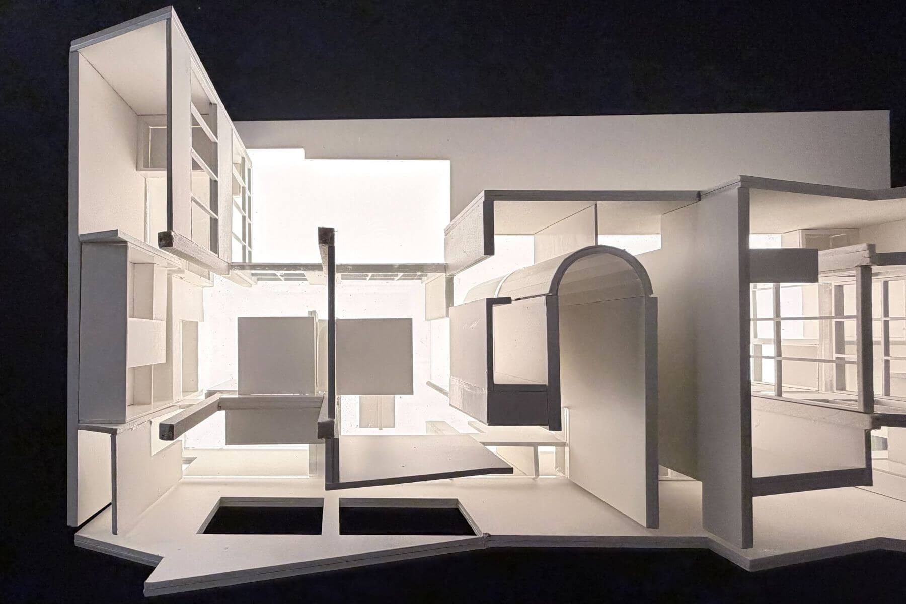 The Kyoto House 為位於香港的渡假住宅，未使用期間則作為民宿出租。設計打破傳統「nLDK」的房與廳劃分，將空間拆解為多個對應不同活動的區域，透過彈性組合形成多元使用情境，使住宅得以在自住與民宿之間靈活轉換。