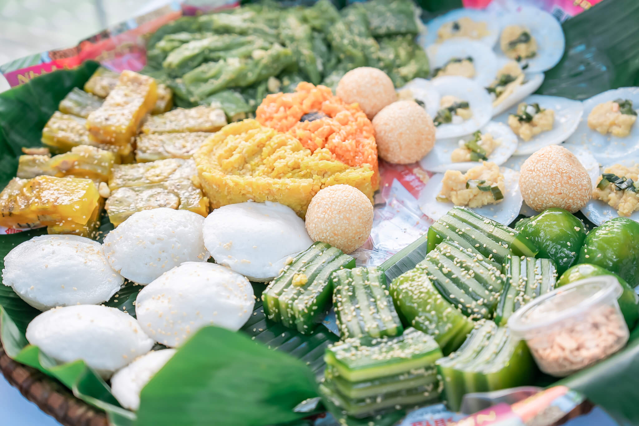 「越南移民花園－無界花園」開幕現場與大眾分享越南輕食。圖片提供：臺中市立美術館。攝影：林小豪。