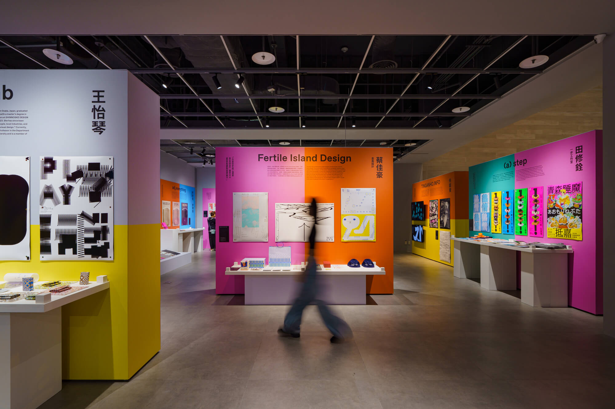 《C-GRAPHIC_TAIPEI》展場以繽紛色彩與開放式展示動線，串聯不同設計師的創作作品，展現當代台北平面設計跨越媒介與領域的多元實踐。