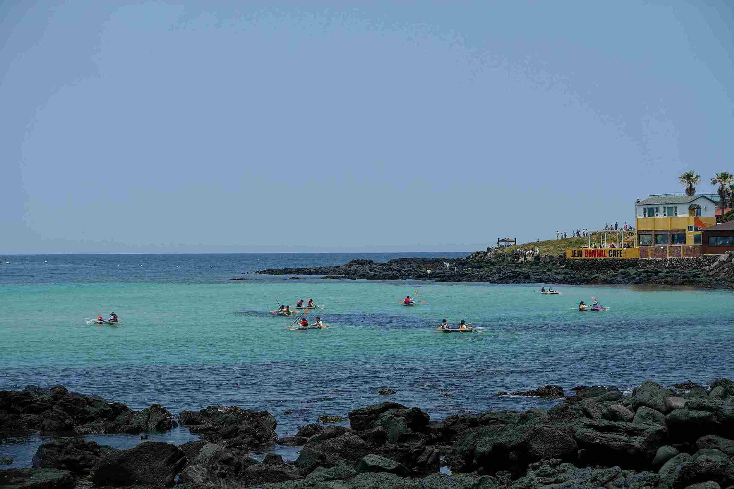 「涯月邑」擁有絕美清澈海景、海岸步道與網紅咖啡廳。（圖／欣傳媒資料庫）