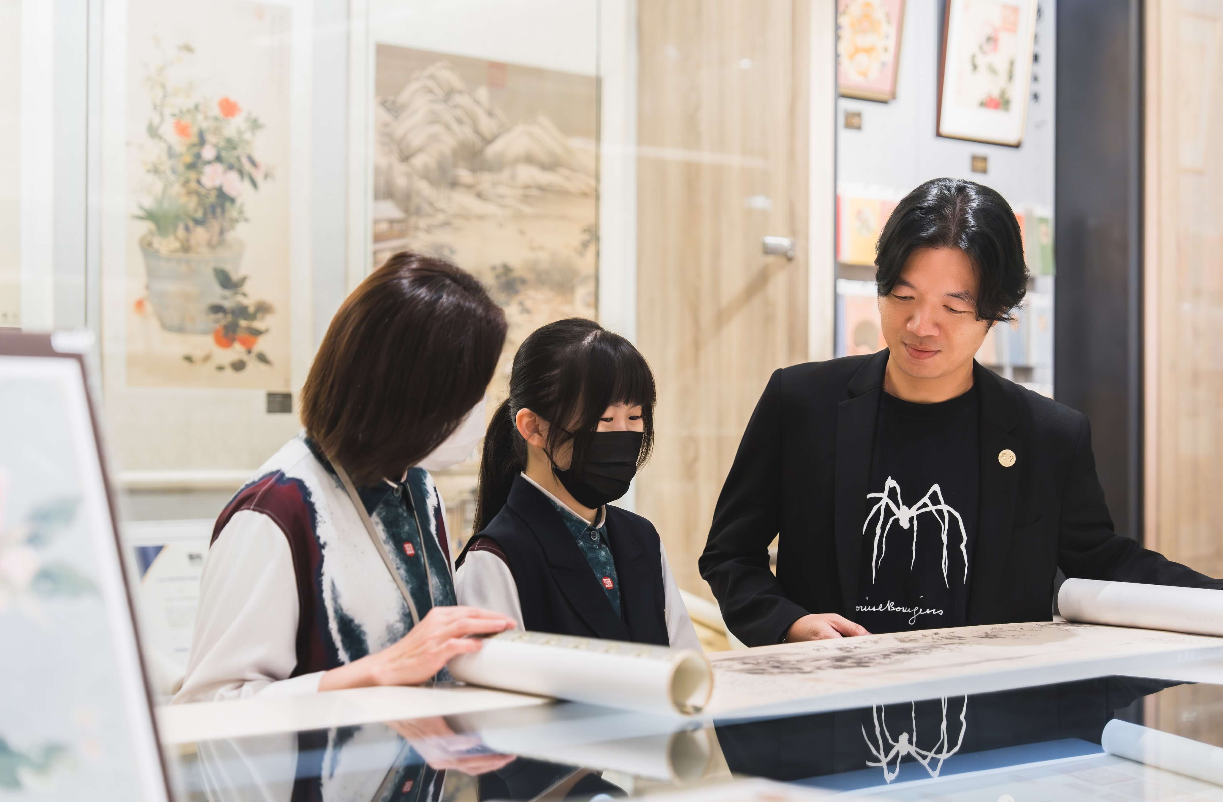 臻印藝術十年轉型兼顧品質與品牌策略,將故宮授權作品以精品化、時髦年輕化的方式呈現,在眾多授權商中脫穎而出。