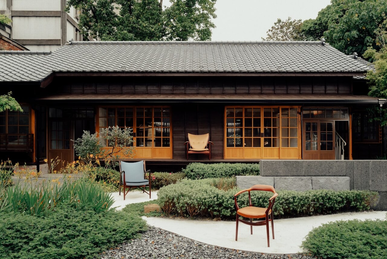 Chieftain Chair酋長椅、Model45扶手椅、Model44 (Bone Chair)（由後至前）