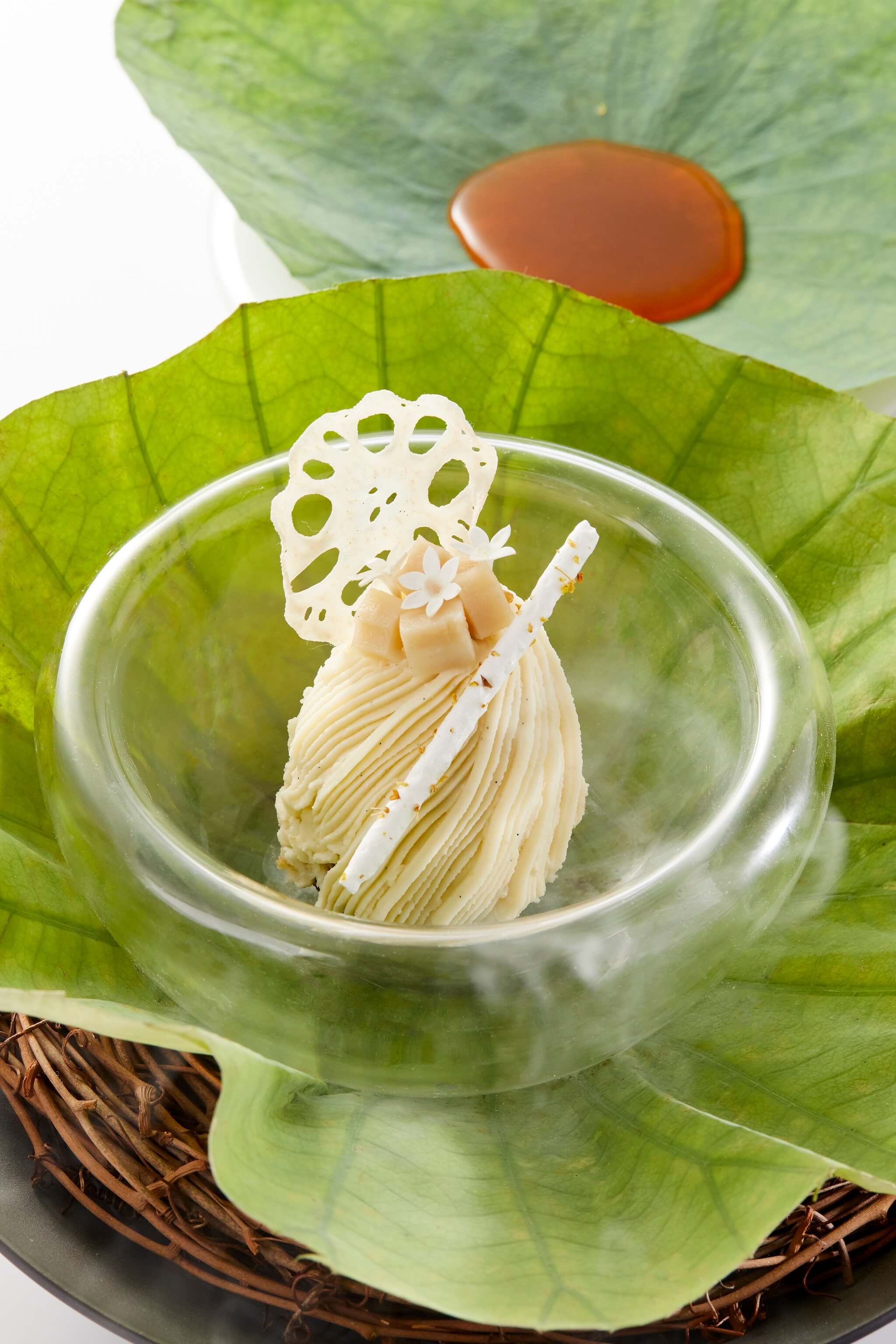 甜點「蓮子蒙布朗」：選用產季短暫的蓮子搭配桂花，靈感來自主廚的童年記憶。當年阿嬤總會親手製作蓮子餅，再點綴桂花蜜，將這份熟悉的滋味重新詮釋為法式甜點。