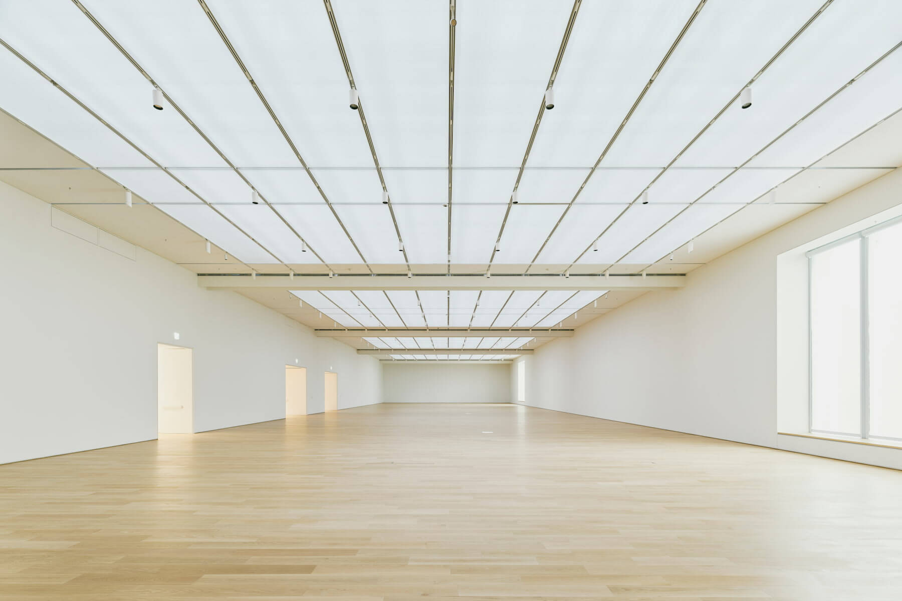 美術館三樓「日光展廳」和「星光展廳」採天窗設計,將陽光折射至室內,藉由過濾紫外線與全遮光等不同捲簾,使藝術品在調節過的自然光下完美展現。