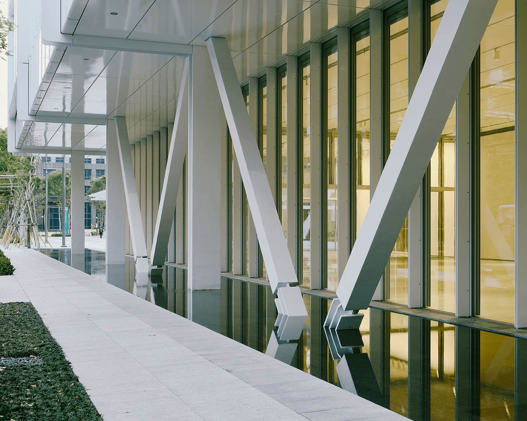 美術館外部優雅的建築結構與光、水、綠樹和植物交織襯映,帶給市民全新的體驗與想像。