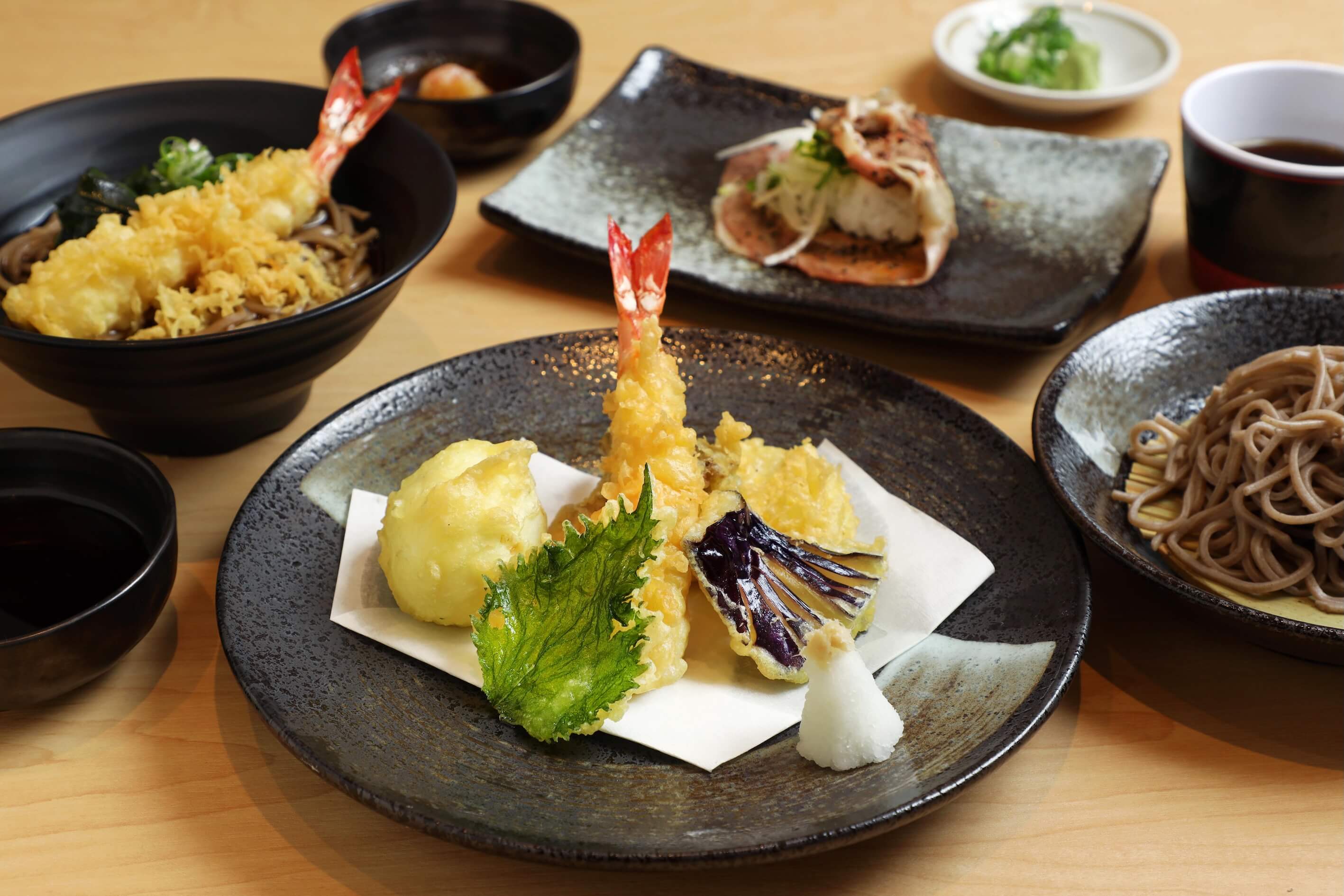 能一次品嚐到多種天婦羅的「承知助天婦羅盛合」，還隱藏著一顆半熟炸蛋