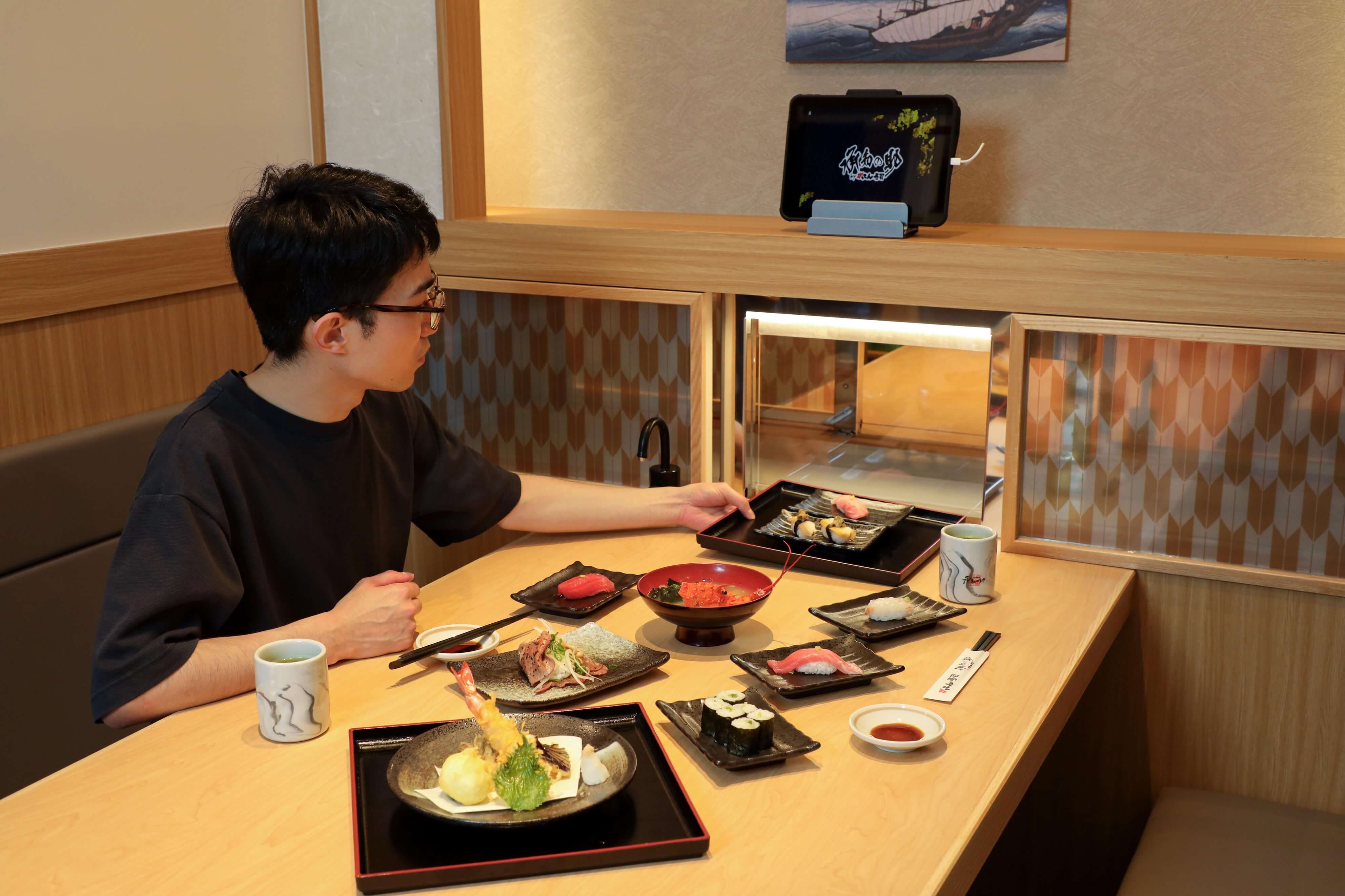 半個室包廂以平板點餐，並用獨立直送軌道送餐。