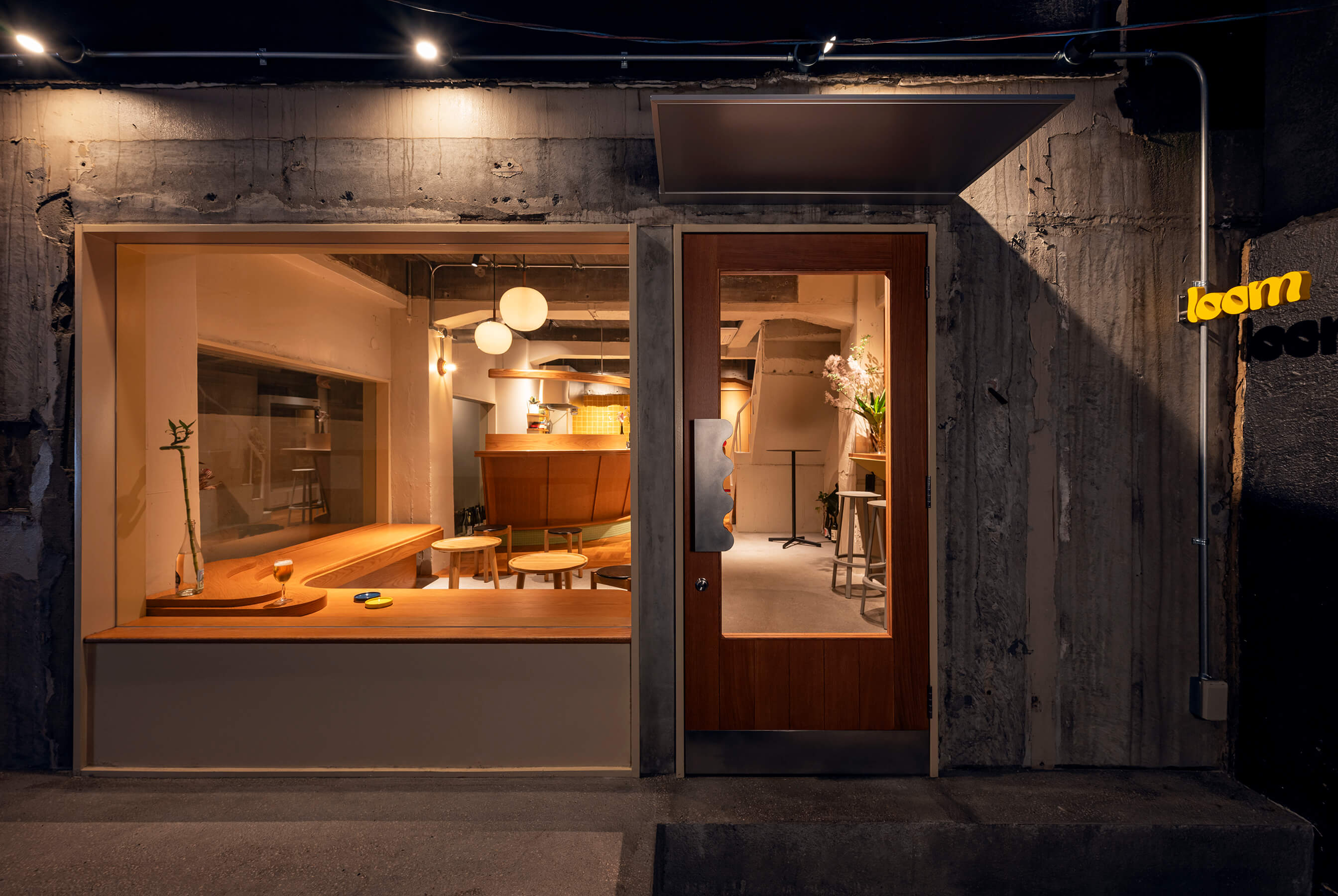 位於東京幡ヶ谷的休閒酒吧「loom」。店內提供自然酒、精釀啤酒、香料料理等。