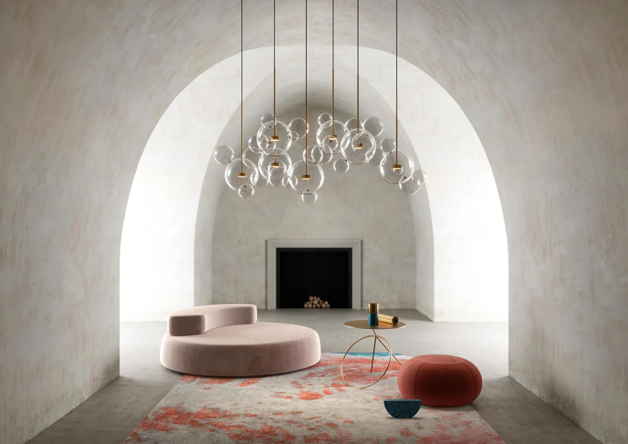 作為品牌最具代表性的作品之一，Bolle靈感來自空中漂浮的肥皂泡泡，設計師試圖捕捉泡泡在消散前那一瞬間的透明、純粹與輕盈感。