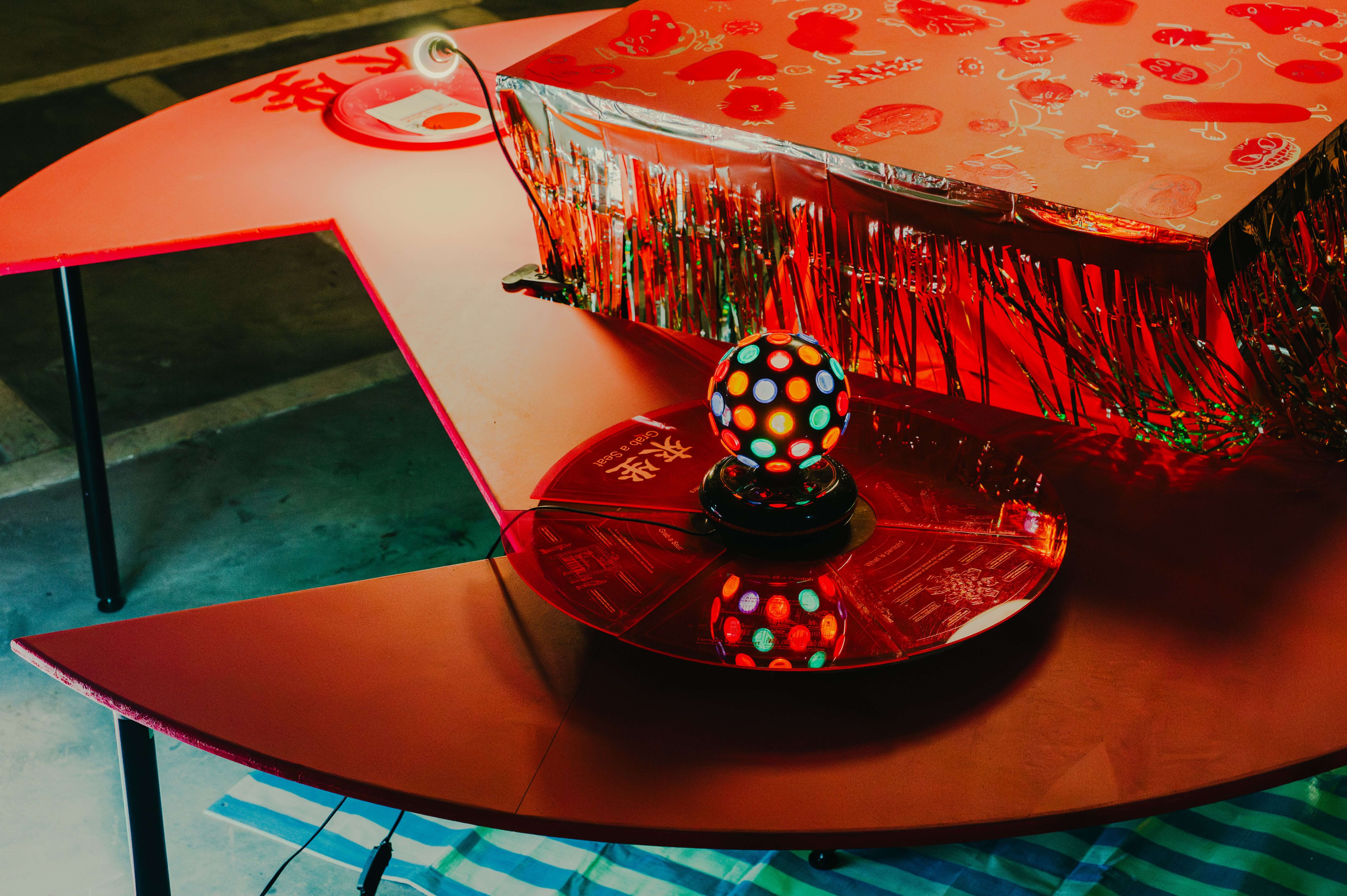 以台灣辦桌文化為靈感的跨國行動展演計畫 《來坐 grab a seat》。