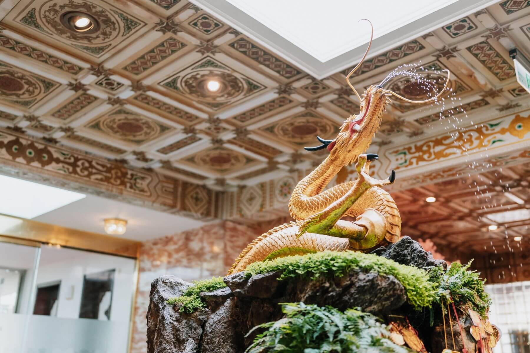 圓山飯店百年金龍曾在去年發生斷頭意外,經過各領域專家協助修復才再度亮相。