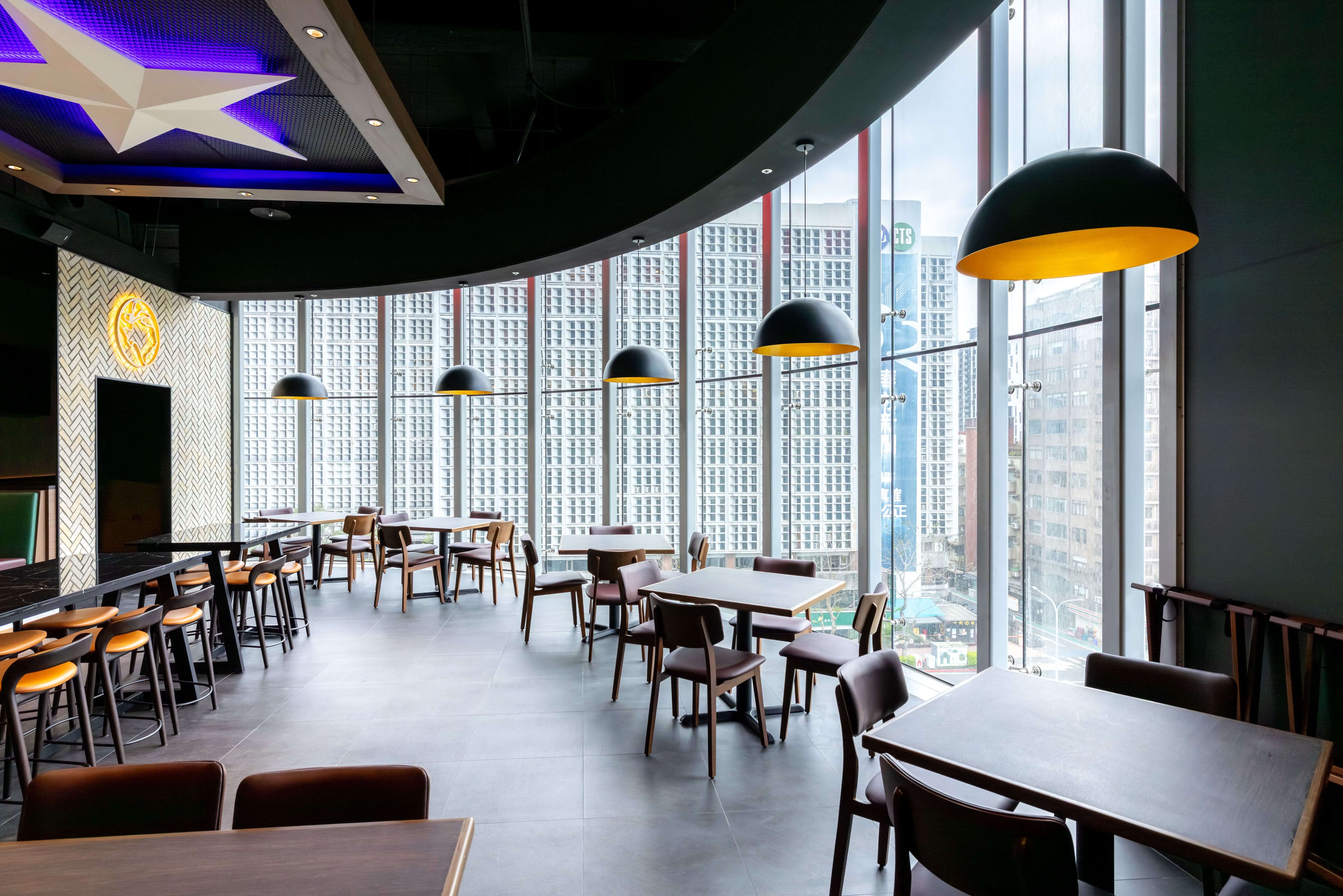 (圖五) Texas Roadhouse大巨蛋店為全球首座「3.0 Urban Style」都會店型。開展餐飲集團提供