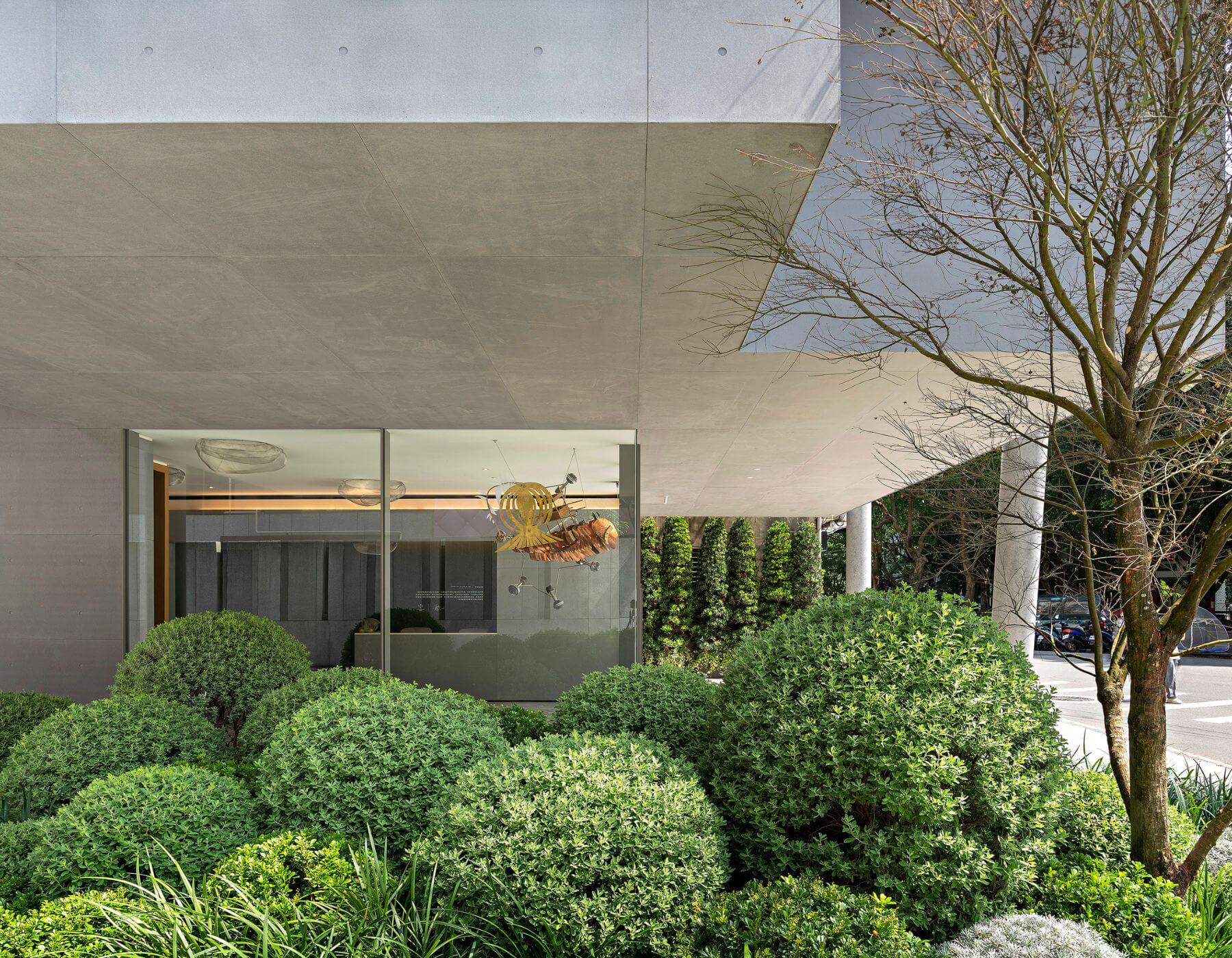 大陸建設打造迷人的建築場域，在板橋最新個案「衡沐」，不僅建築從自然為發想，接待中心以相同主張，將個案精神融入行銷場域。