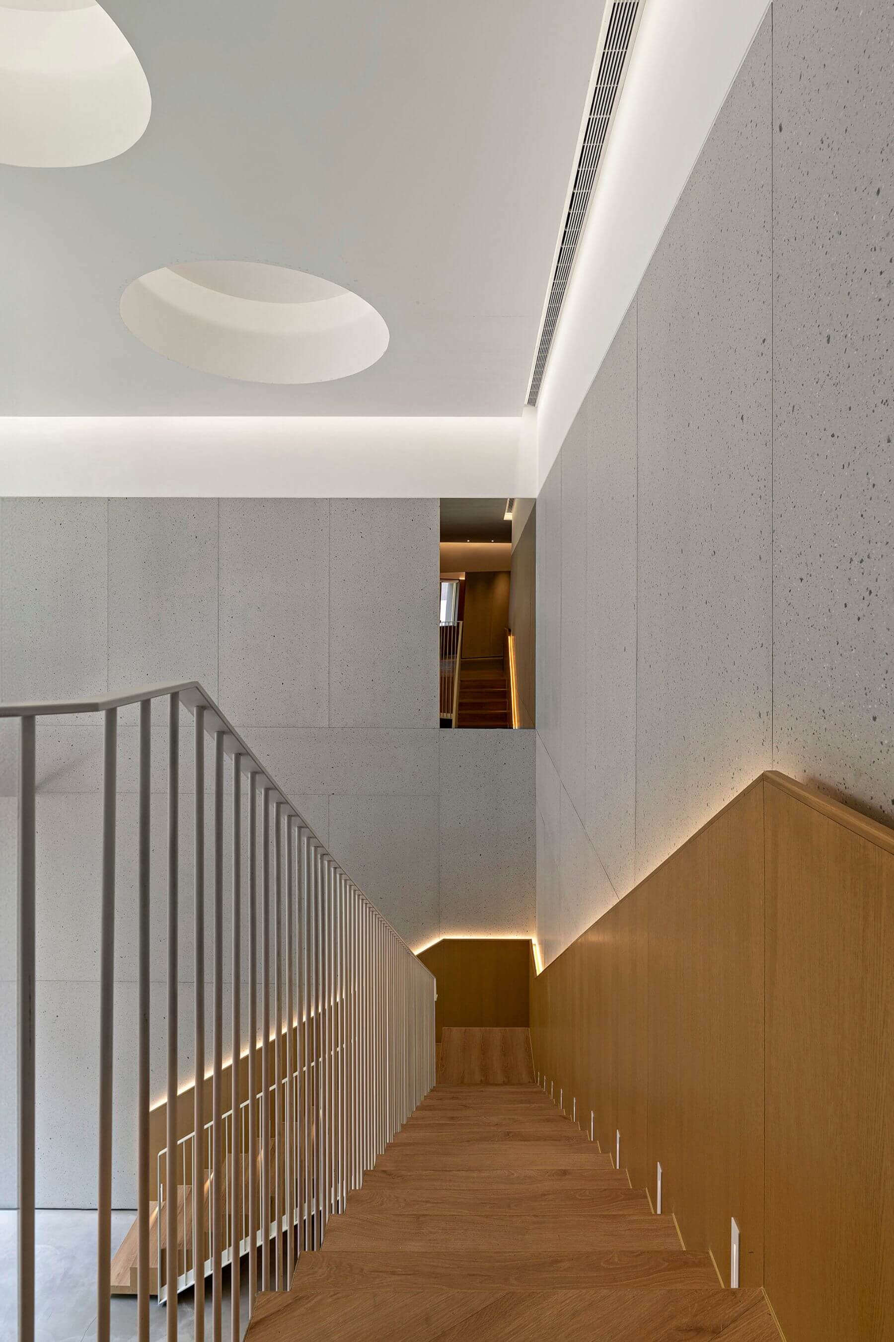 透過鏡面反射創造穿透感，虛實交錯延伸，隱藏井然有序空間層次。