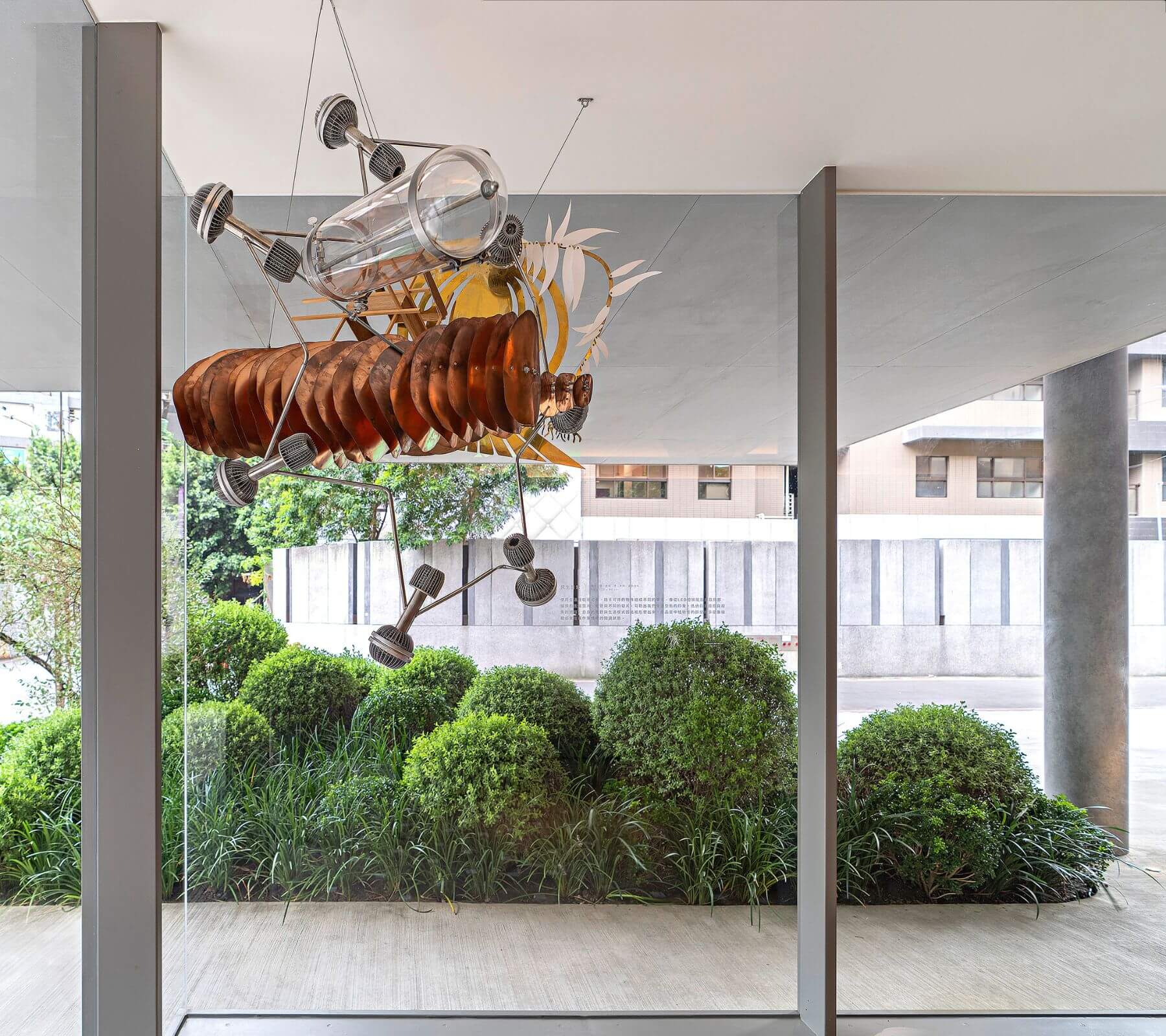 以藝術策展形式，融合藝術、設計與景觀，踏入接待中心，同步感受都會中的自然之美。