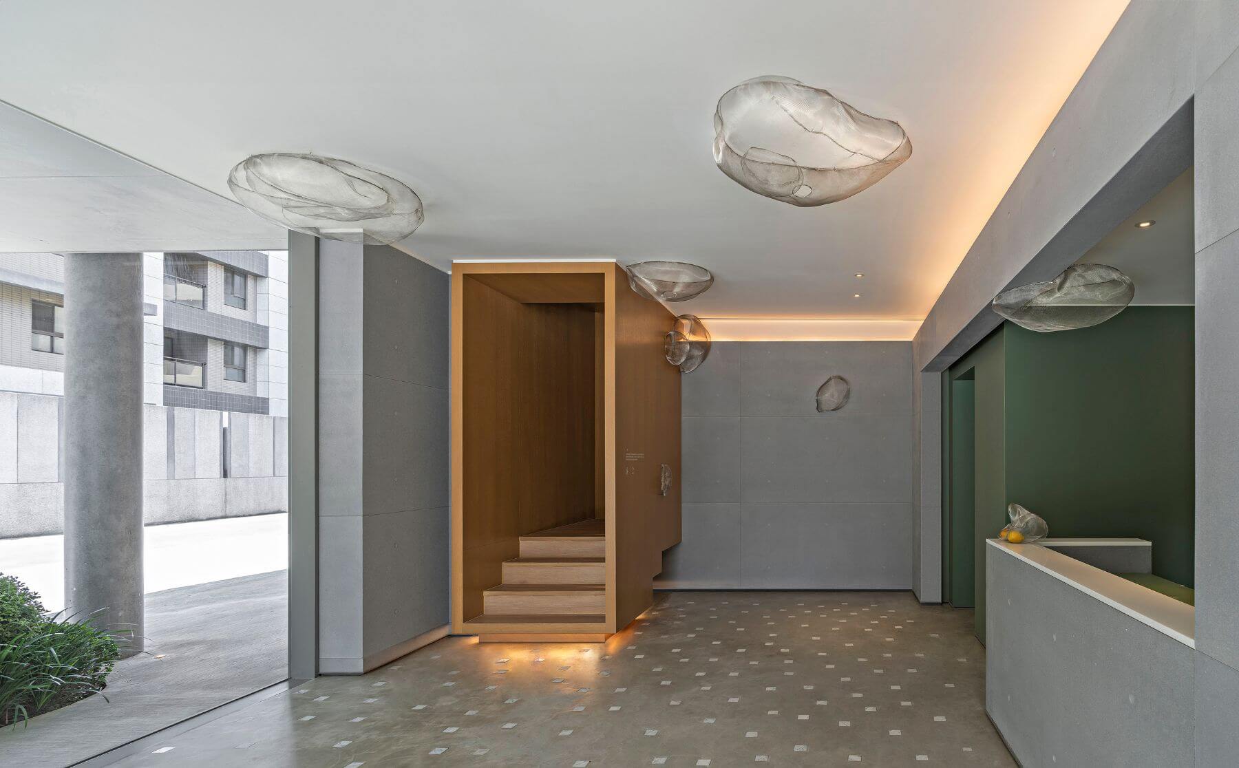 整合不同團隊融合藝術理念，具體而微呈現在接待中心規劃上，以其獨到視角來溝通產品價值。