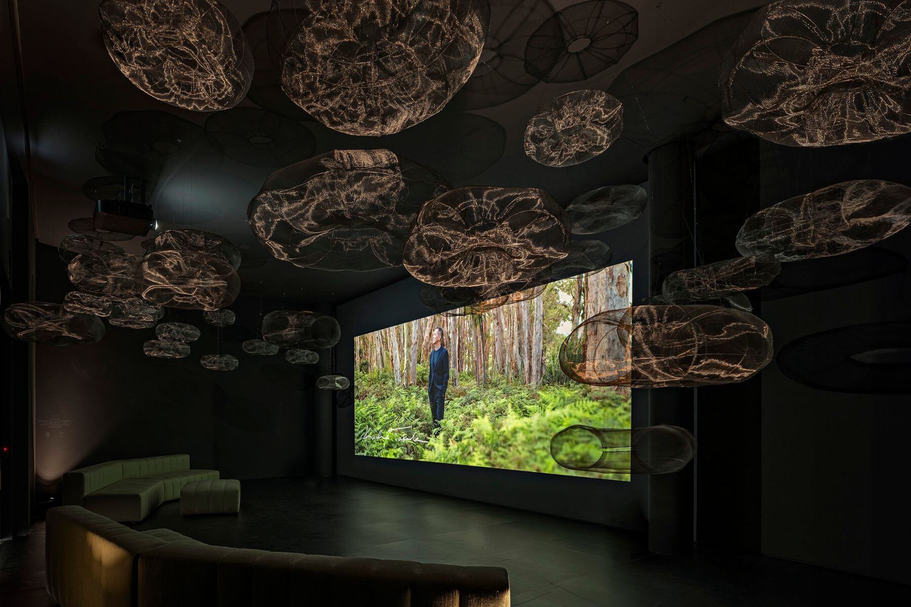 作品「光子」透過材質反射光線，共振出生命和自然的協調平衡。