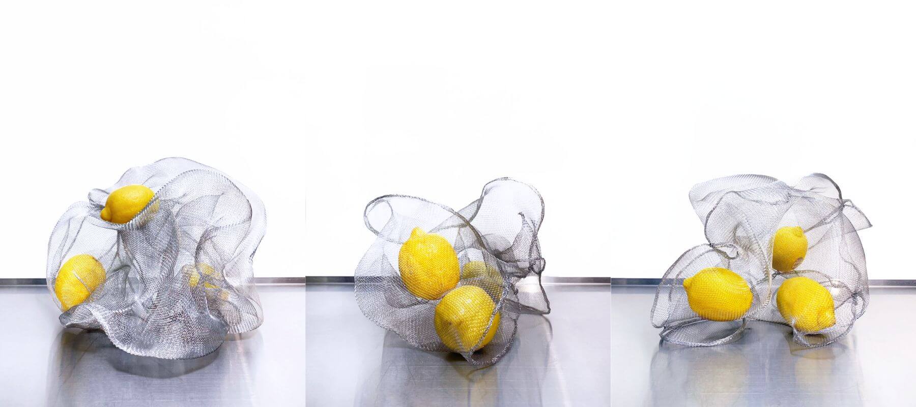 將作品蓋念延伸為桌面的擺飾，讓「光子」的氛圍帶到空間的每個角落。