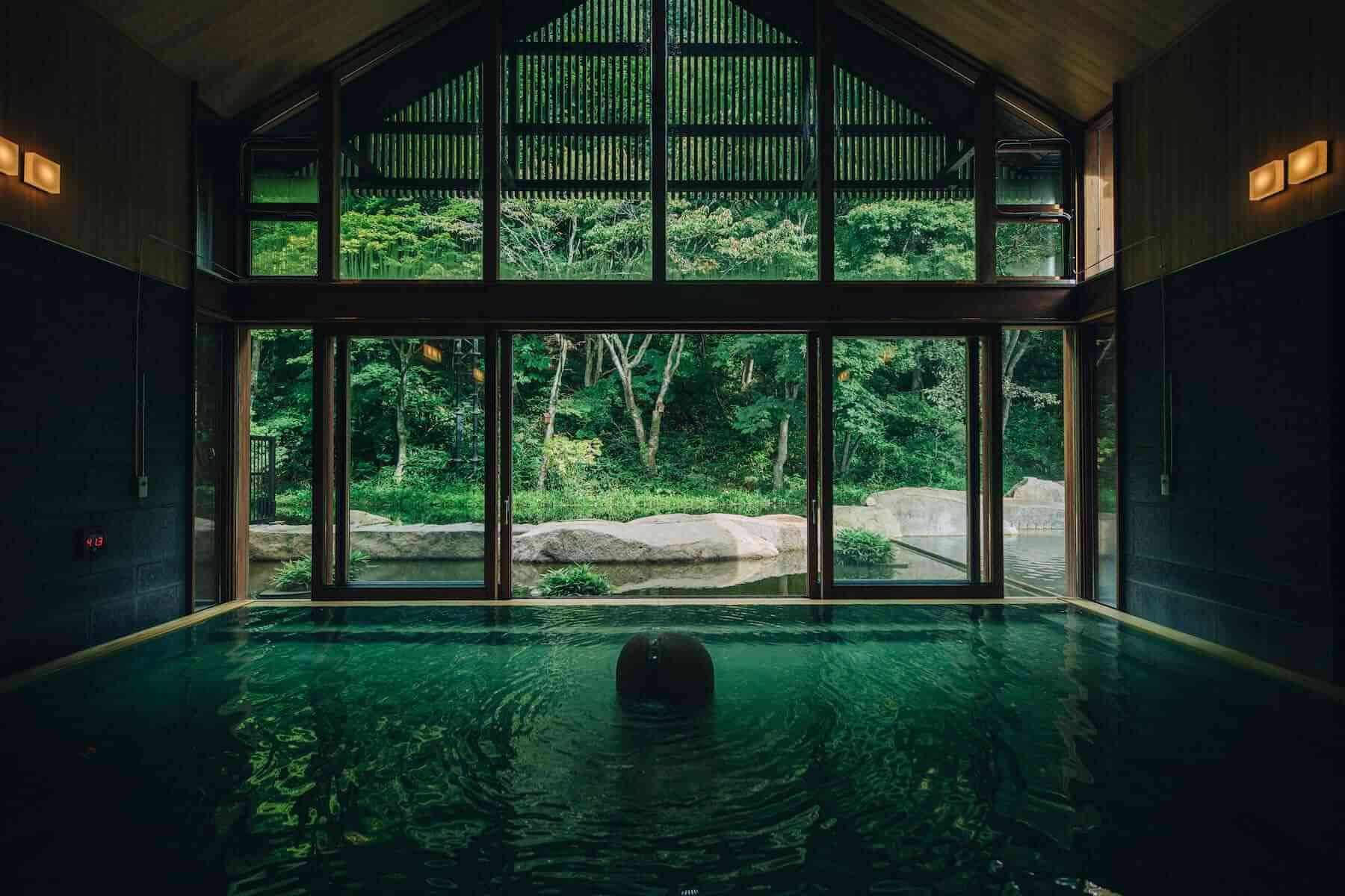 「蜻蜓之湯」綠意盎然的山景正是輕井澤一代的縮影。