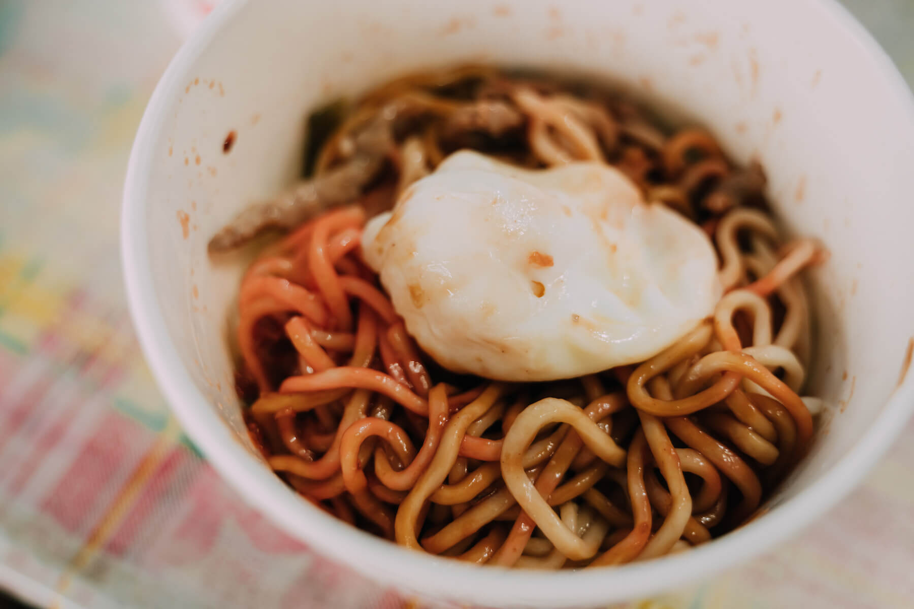 新源市場麵店的陽春麵拌入甜麵醬再加顆水波蛋，是在地人的標準吃法。