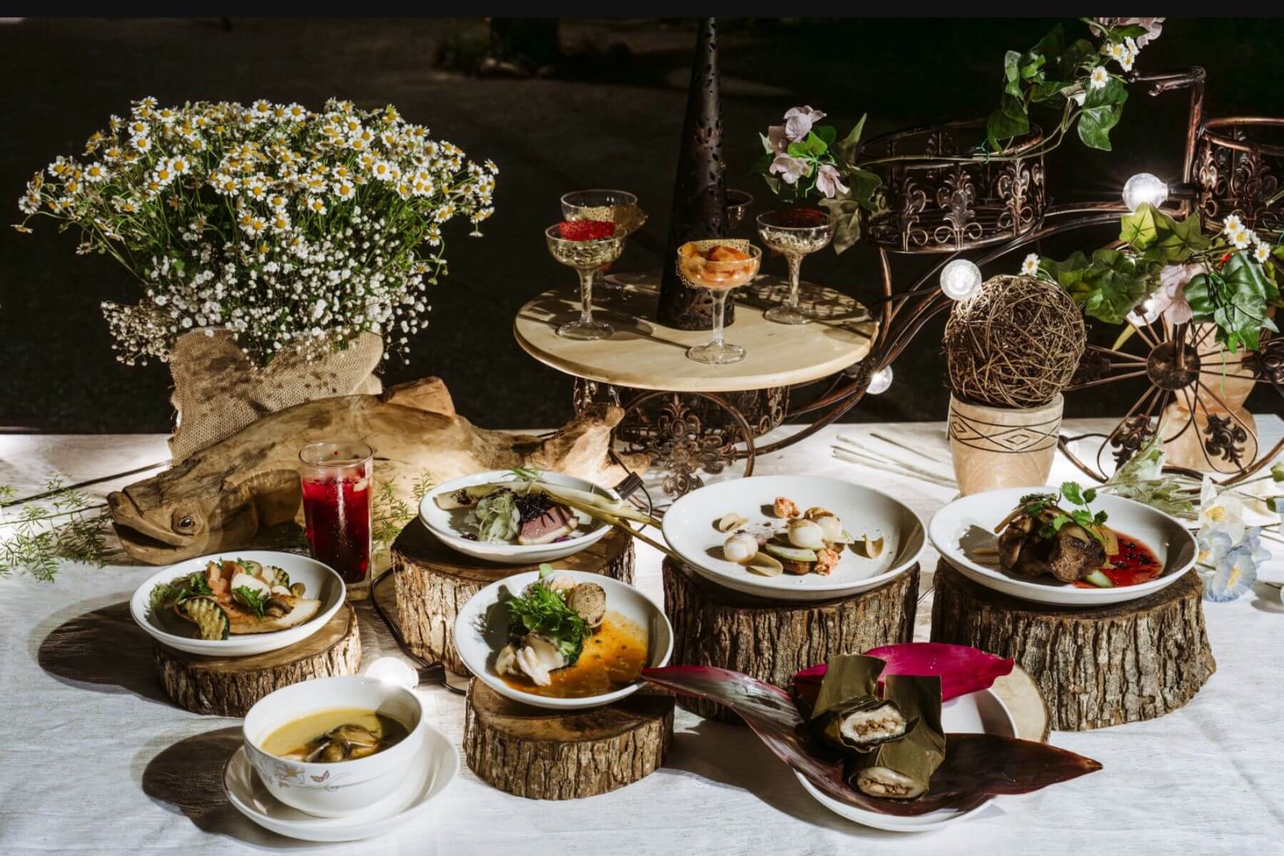 被譽為「花蓮風土詩人」在地主廚葉志龍，與理想大地飯店主廚戴順亮，雙團隊合作聯手打造 2026「心流｜風土特色料理」。