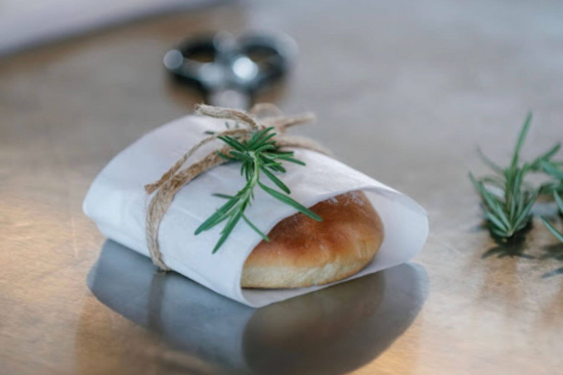 依傍中央山脈地下湧泉復育而成的「豐之谷」萬坪綠地，提供旅人包含窯烤麵包在內的多元生態體驗，於綠意間重拾生活律動。