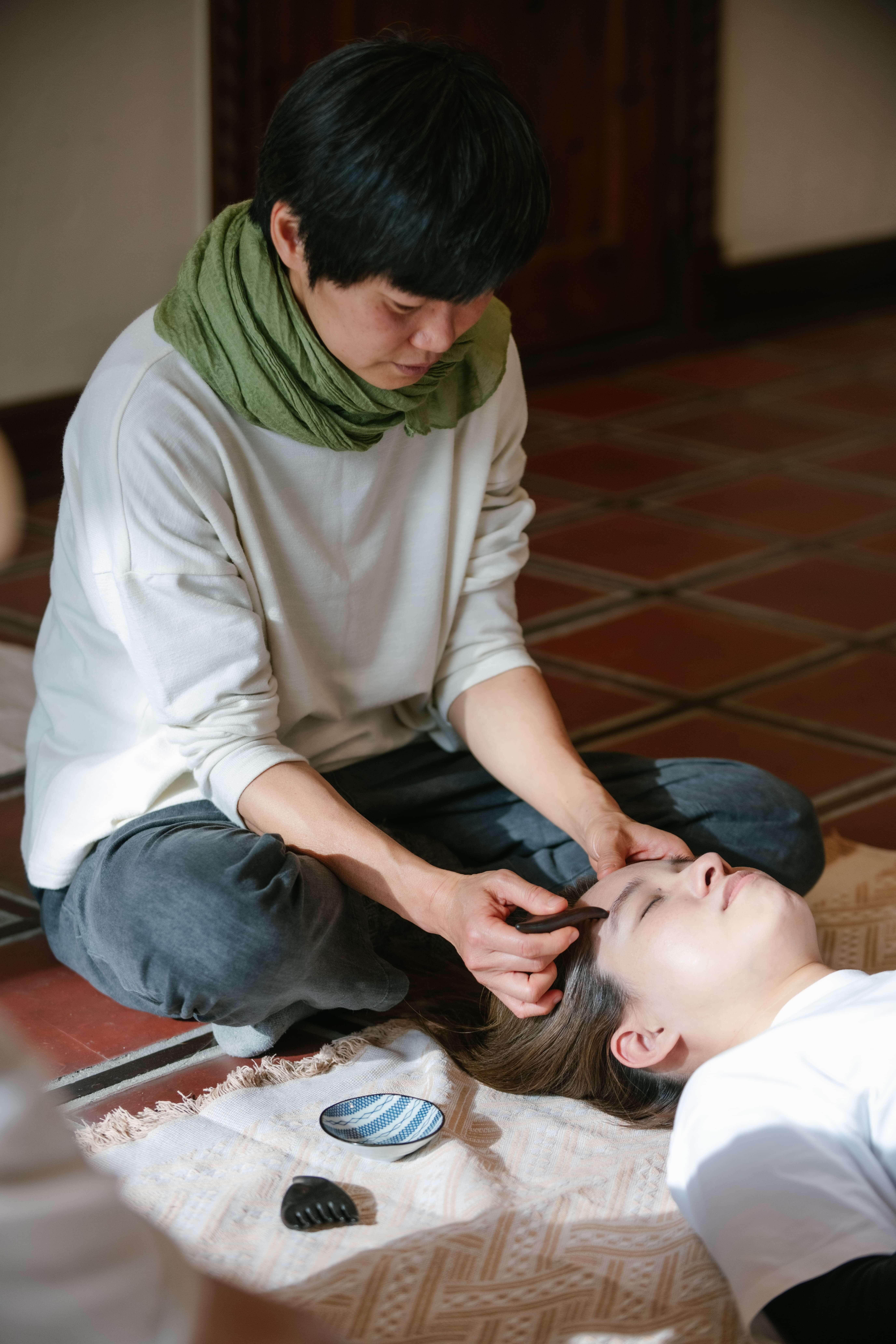 旅人將在專屬場域開啟深度的心流體驗 - 梳式按摩，在溫和的經絡梳理間與身體展開久違的對話。 心流的本質，是全然沉浸於當下的純粹。