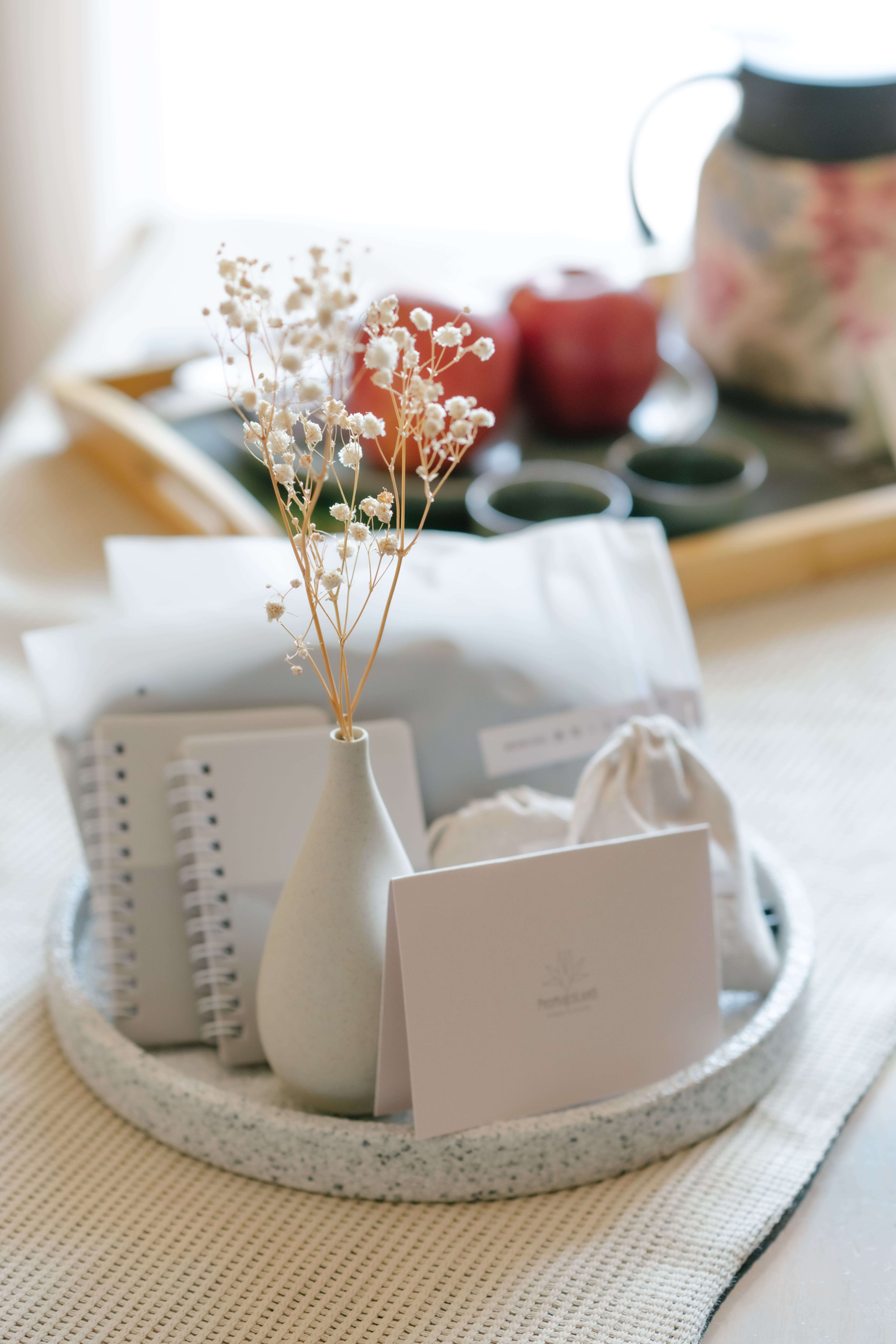 「心流 (Flow)」主題專案房內準備了靜心筆記、靜享眼罩以及兩款特製茶包。 飯店在服務進化上，凡透過官網訂製這份旅程，將入住限定等級套房，並享有專屬迎賓小禮的驚喜升等。