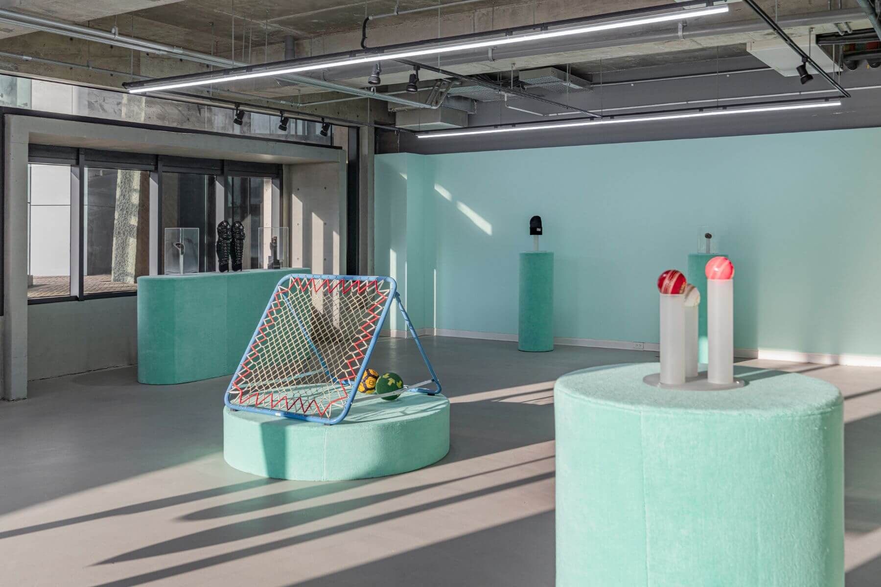 球網 Ball Net、獎盃 Trophy、護具 Protective Gear、毛帽 Beanie、岩塊 Climbing Holds、滑板 Skateboard、板球 Cricket。