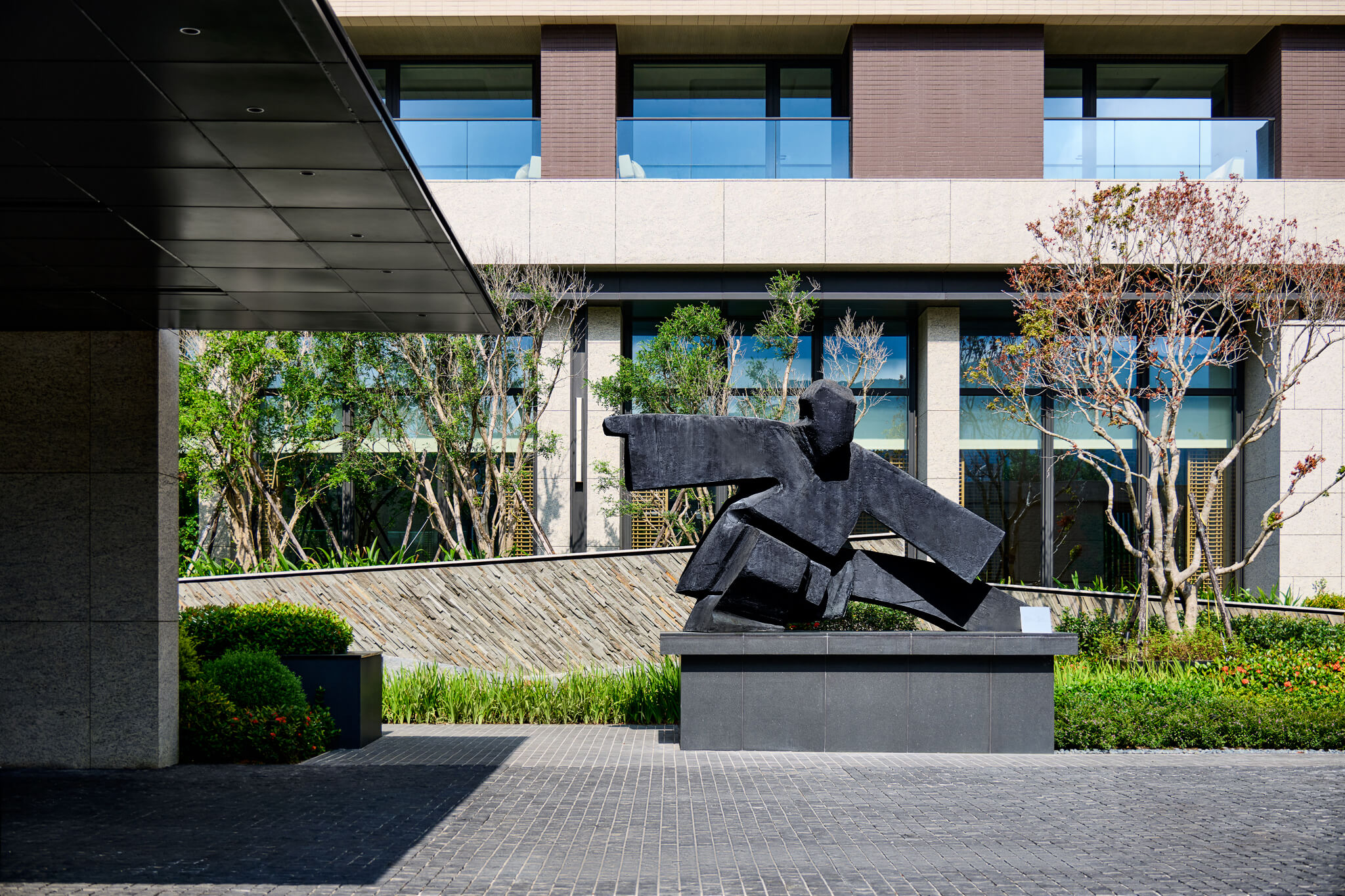 台灣雕塑大師朱銘的太極系列作品「單鞭下勢」