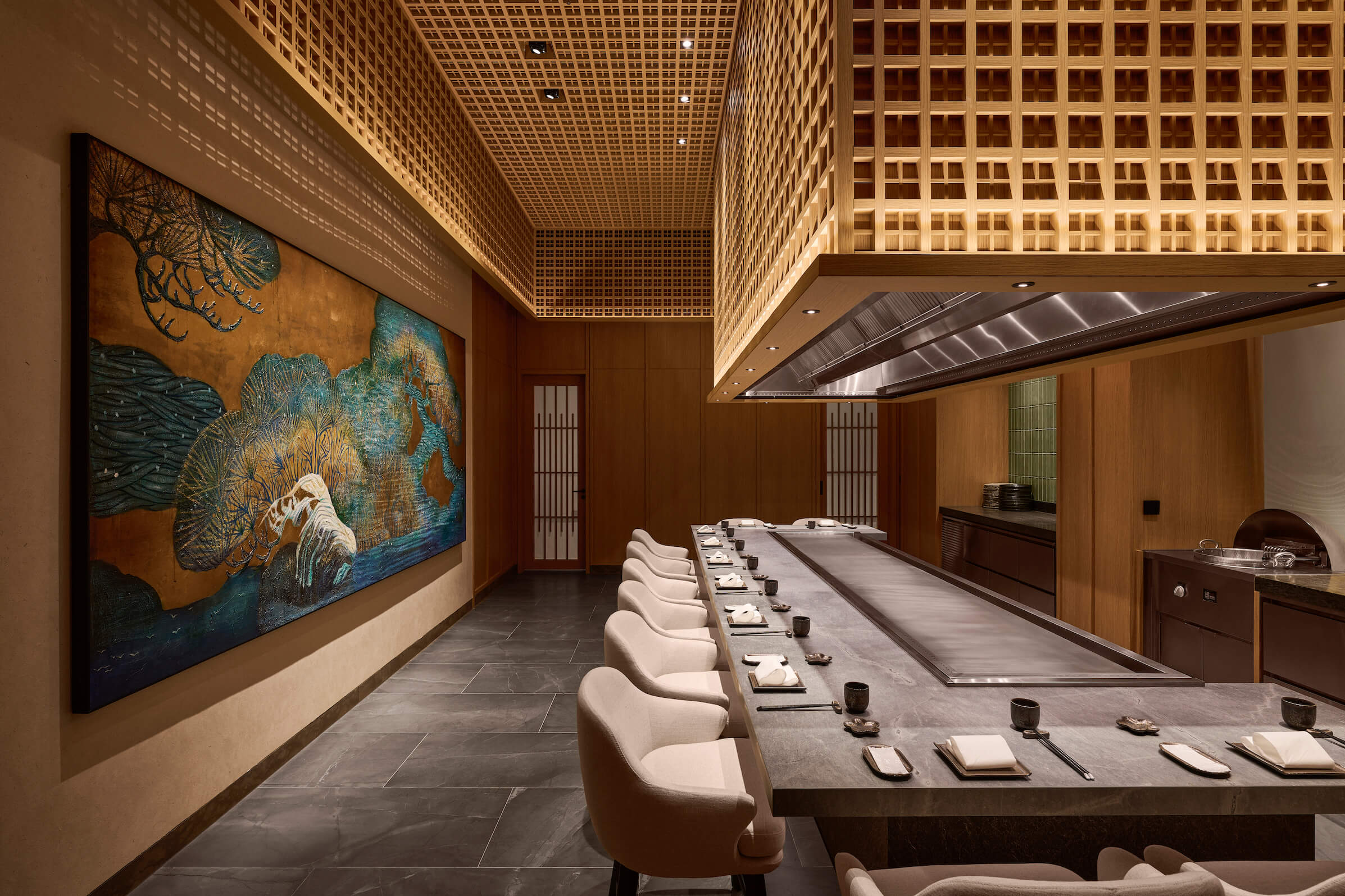 鐵板燒包廂以火的不同狀態「炙、燄、燿」命名