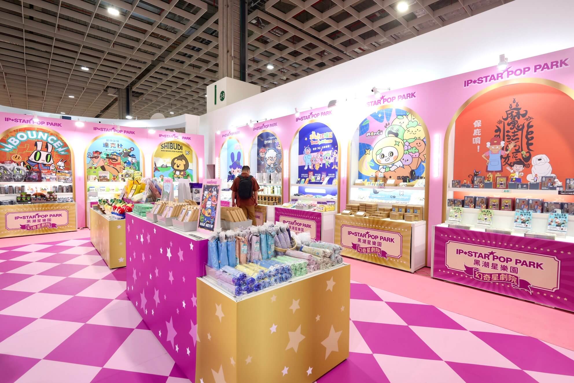 「黑潮星樂園」首度設置黑潮商店，集結多元跨界IP角色商品，呈現臺灣原創角色授權的豐富成果。